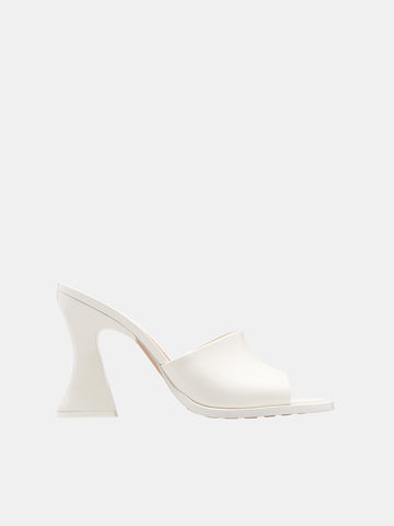 BOTTEGA VENETA*春のセレブスタイル*Cha-Cha ビニールミュール Bottega Veneta® Women's Cha-Cha Mule in Deep red. Shop