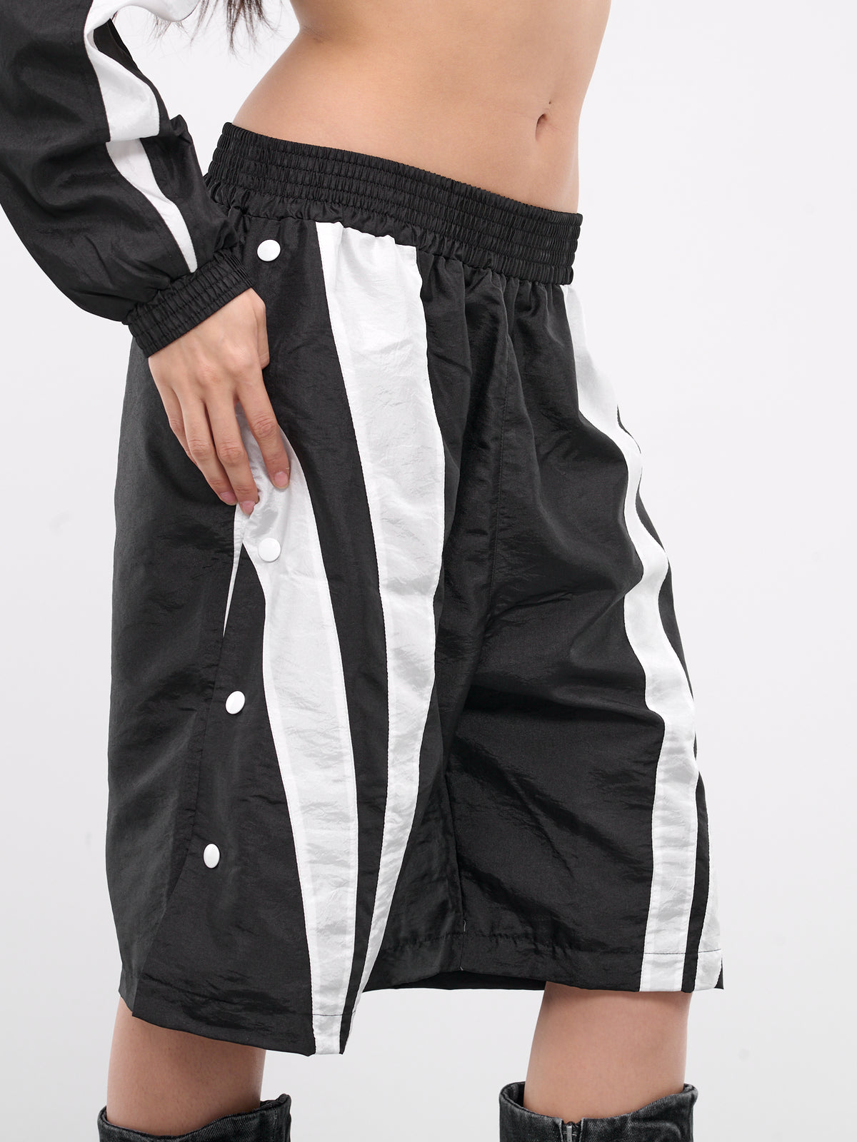 Windbreaker Snap Shorts (VAQ07P103-BLACK-WHITE)