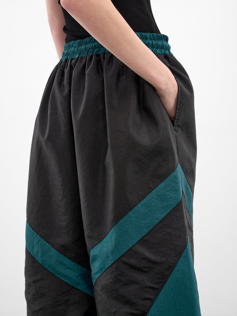 Two-Tone Baggy Track Shorts (VAQ11P015-BLACK-GREEN)