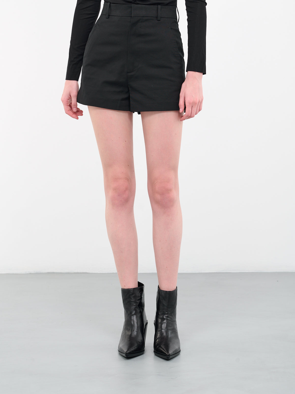 Stine Shorts (2301-W-TR20-FA247-BLACK)