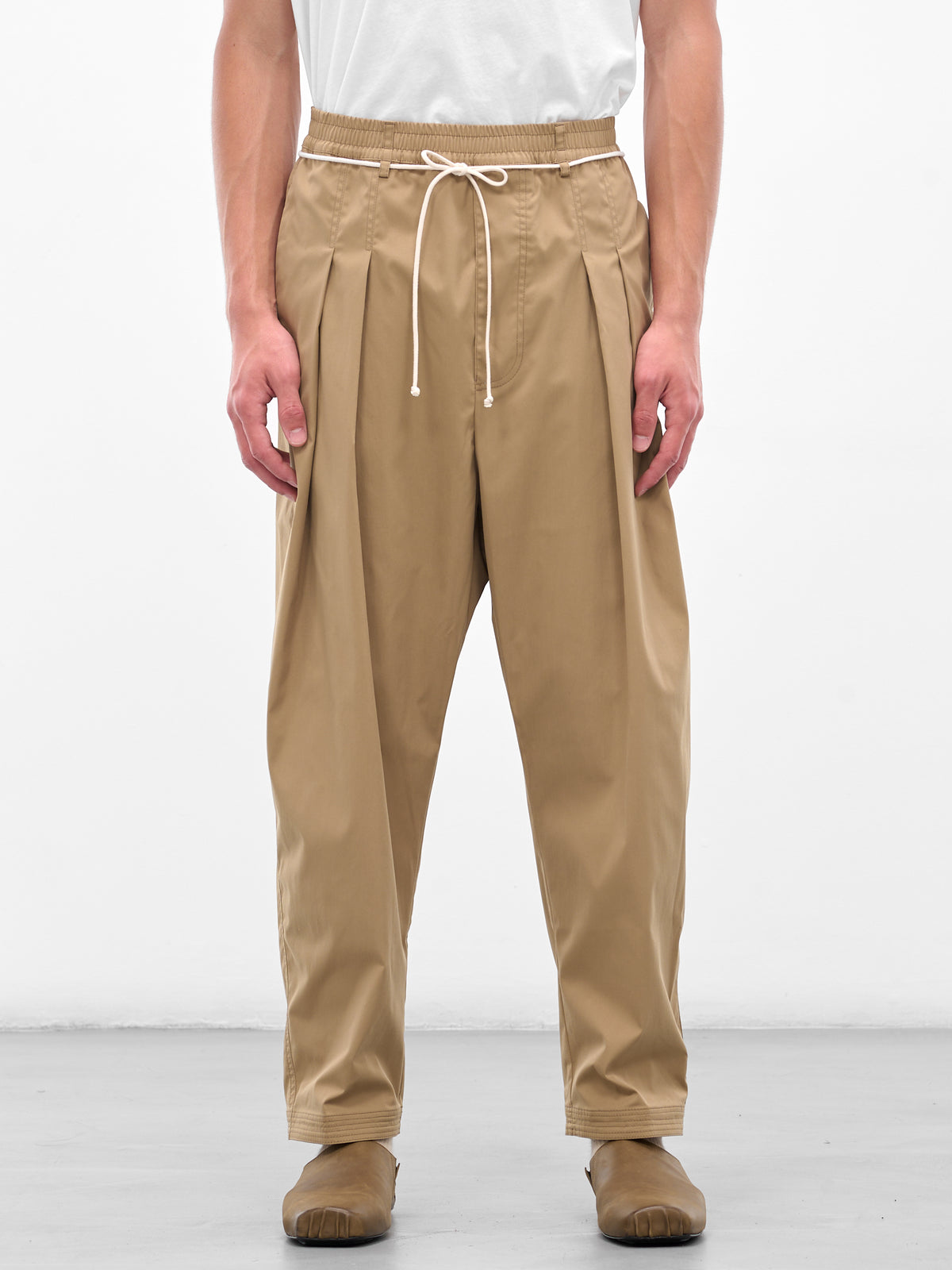 Beige Elastic Drawstring Pleated Trousers (25A96MRU43-CARAMEL)