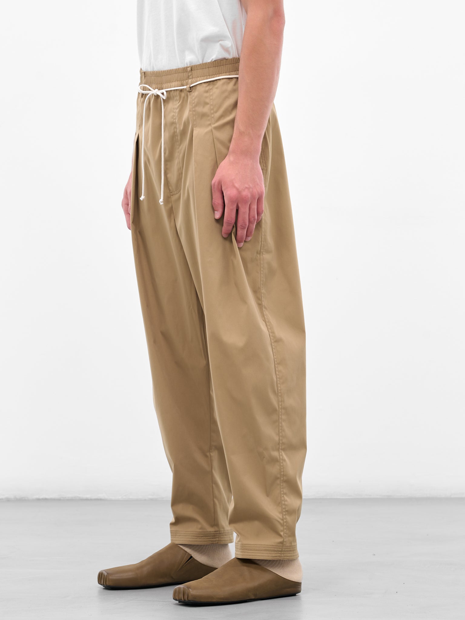 Beige Elastic Drawstring Pleated Trousers (25A96MRU43-CARAMEL)