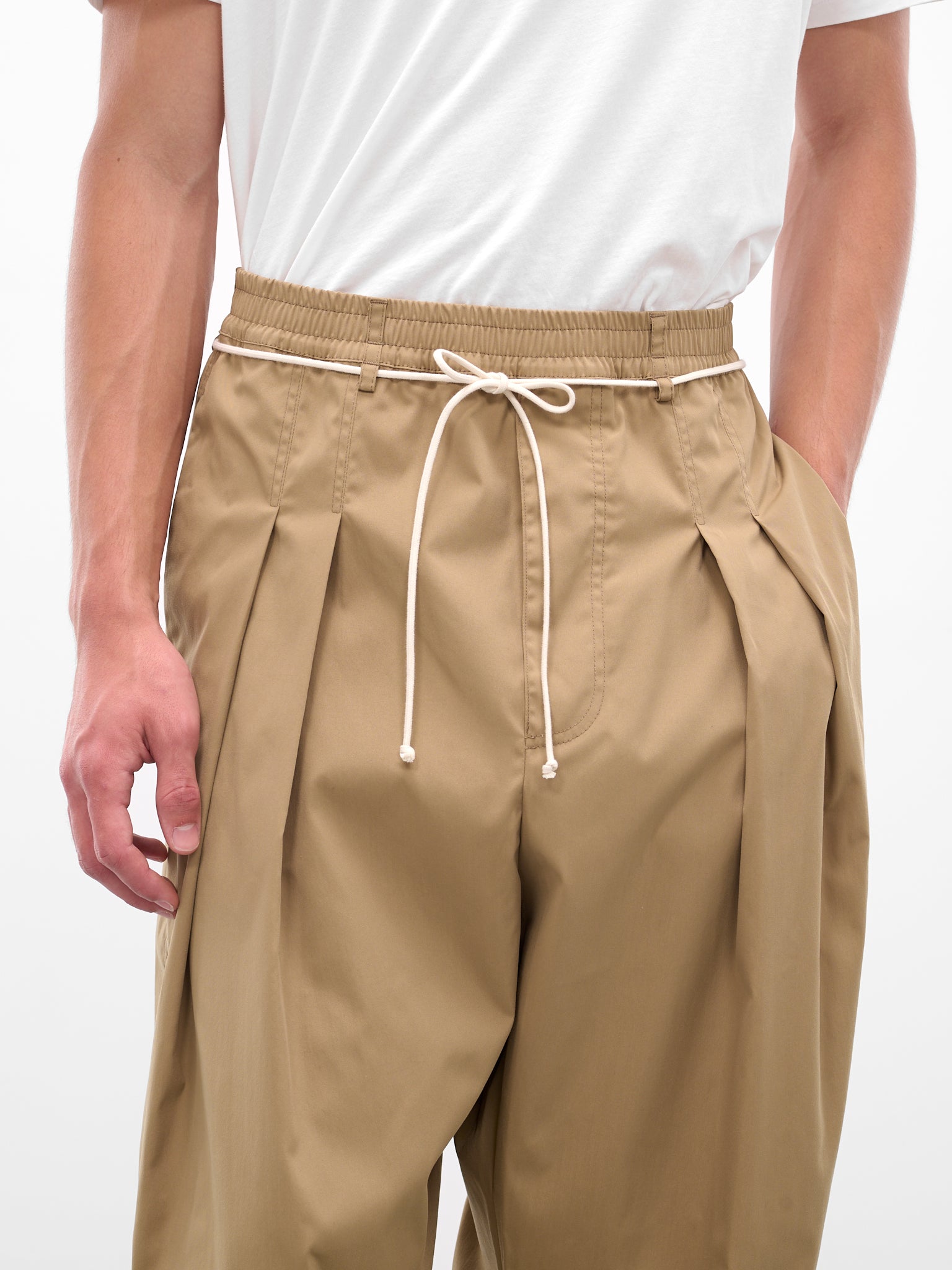 Beige Elastic Drawstring Pleated Trousers (25A96MRU43-CARAMEL)