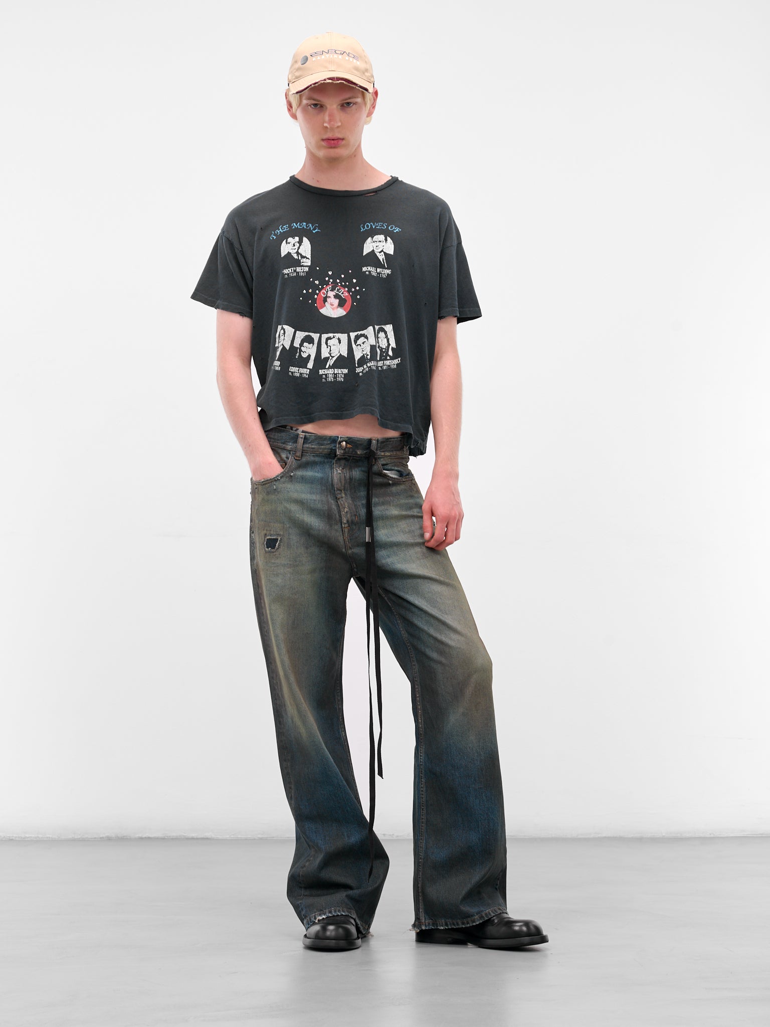 Black 'Loves Of Liz' Graphic Tee (2U003Q3009VBK-BLACK)