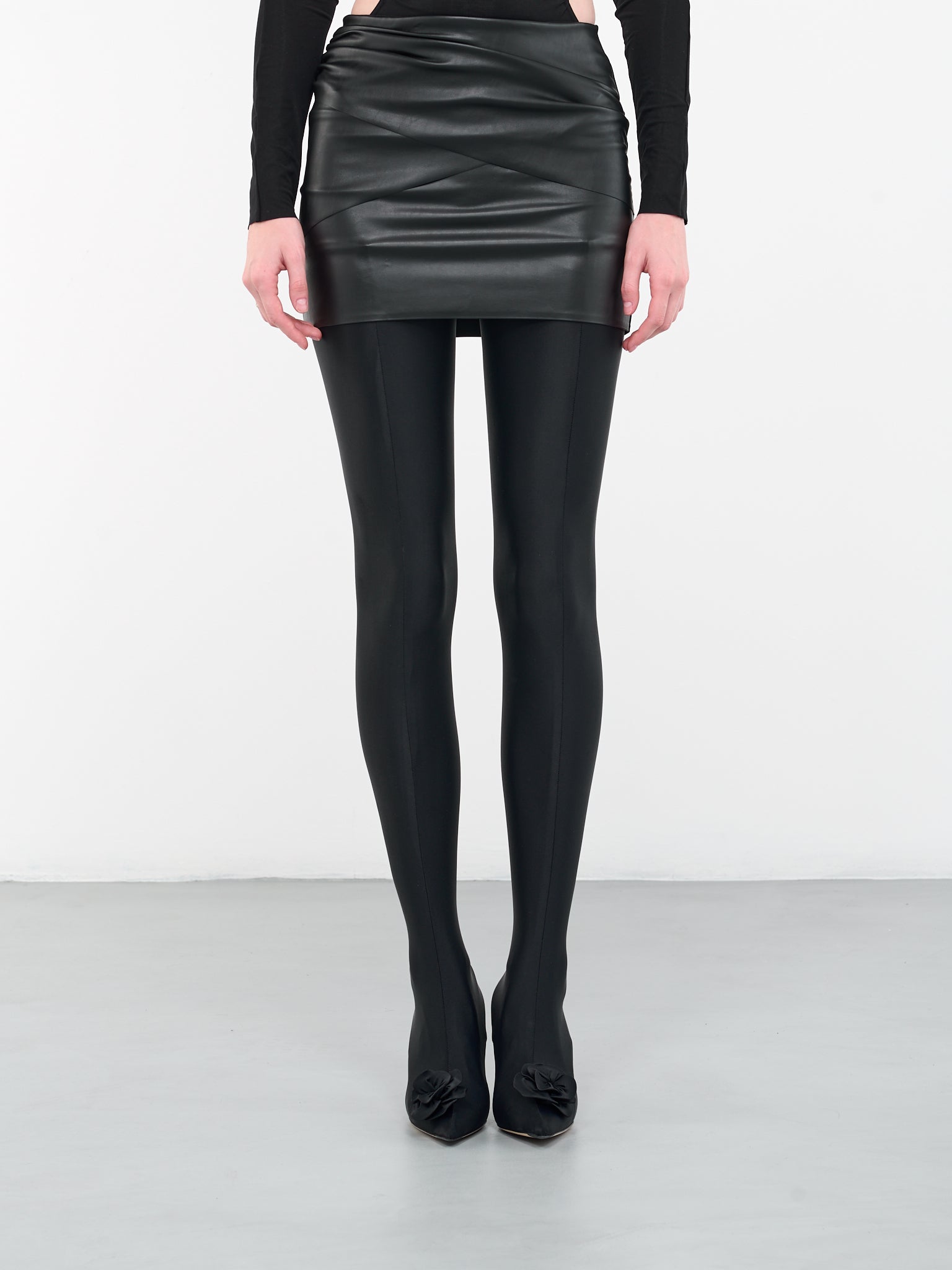 WOLFORD x N°21 Leather Mini Skirt | H.Lorenzo - front