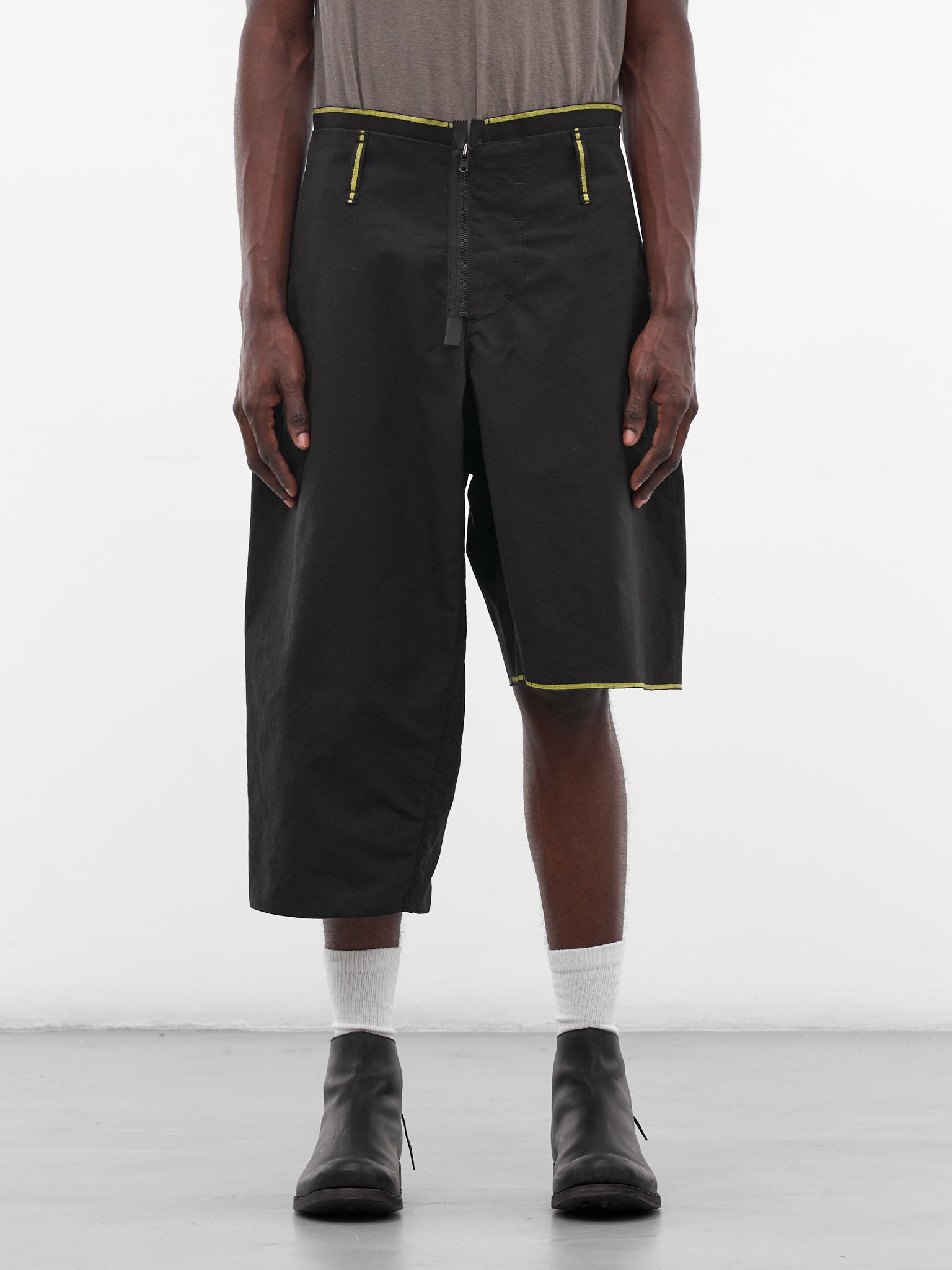 Asymmetric Contrast Trim Shorts (7OY-PANT-BLACK)