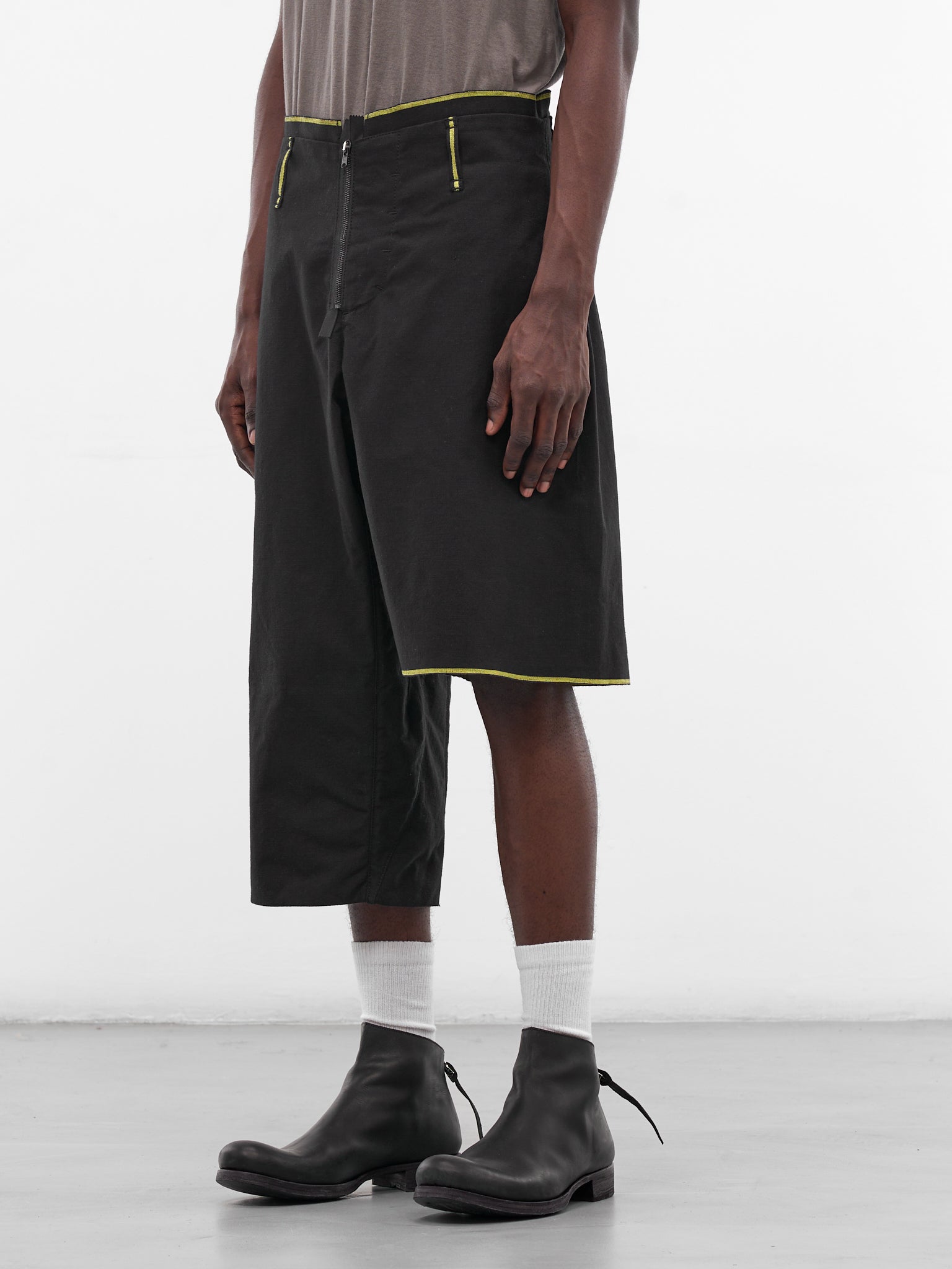 Asymmetric Contrast Trim Shorts (7OY-PANT-BLACK)