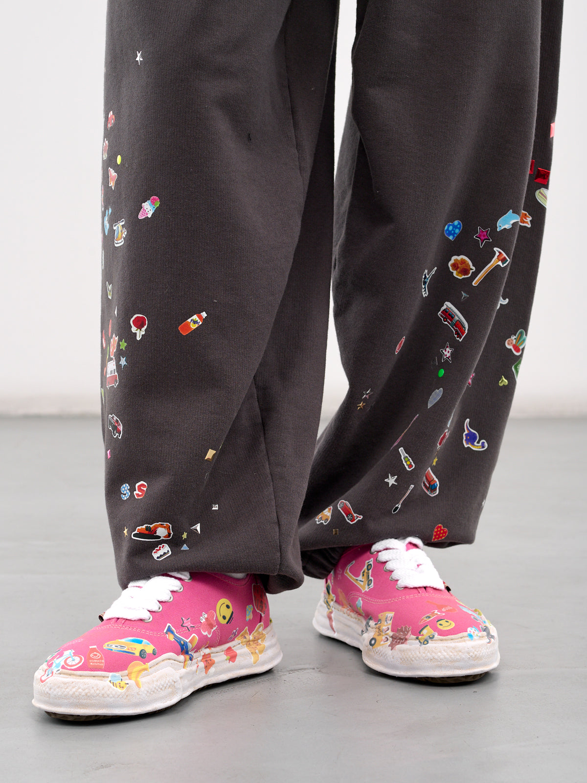 Sticker Graphic Sweatpants (A14PT552-BLACK)