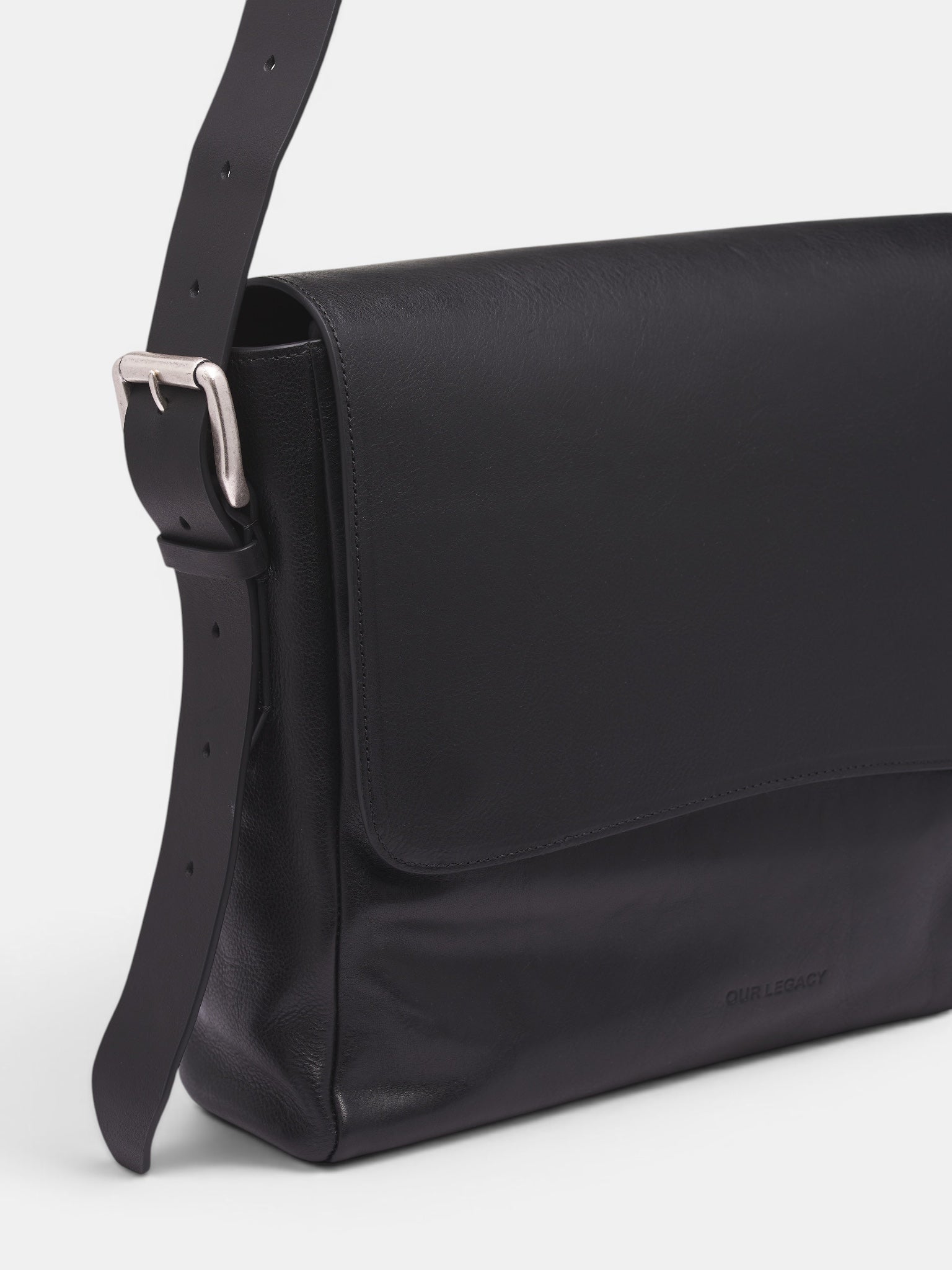 Goat Leather Piston Messenger Bag (A4268BT-BLACK)