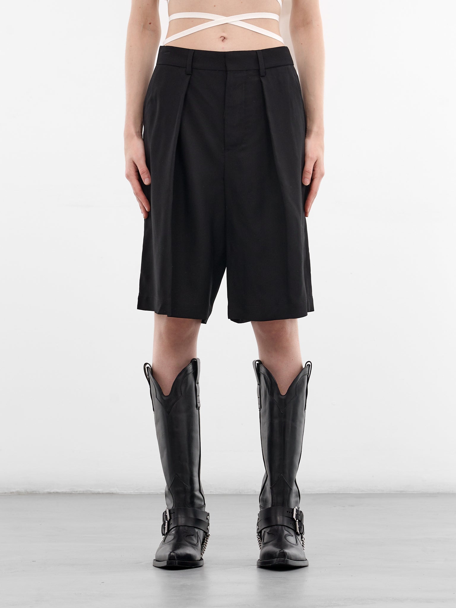 Ukje Black Viscose Pleated Shorts (B0013775-FA558-099-BLACK)