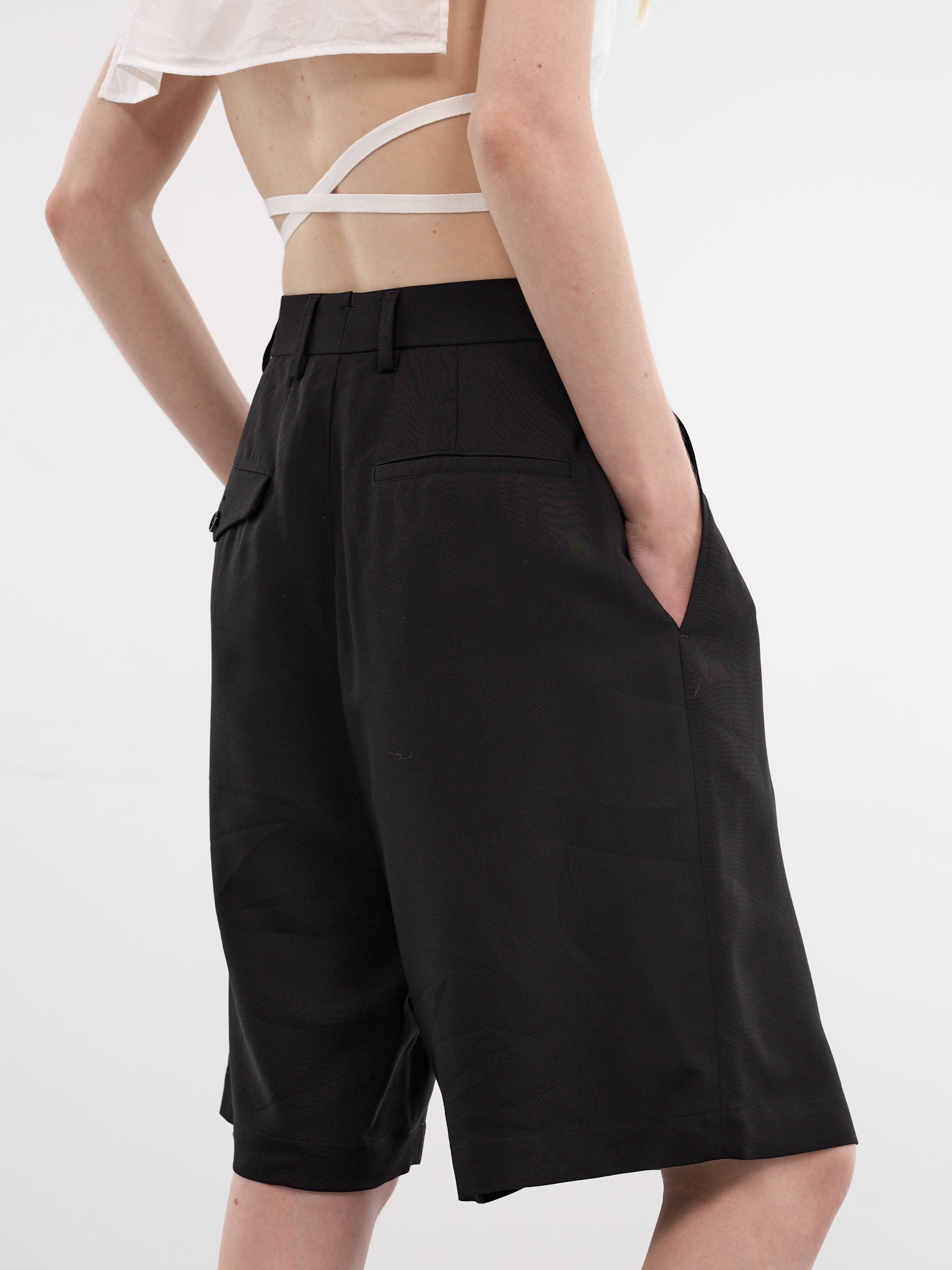 Ukje Black Viscose Pleated Shorts (B0013775-FA558-099-BLACK)