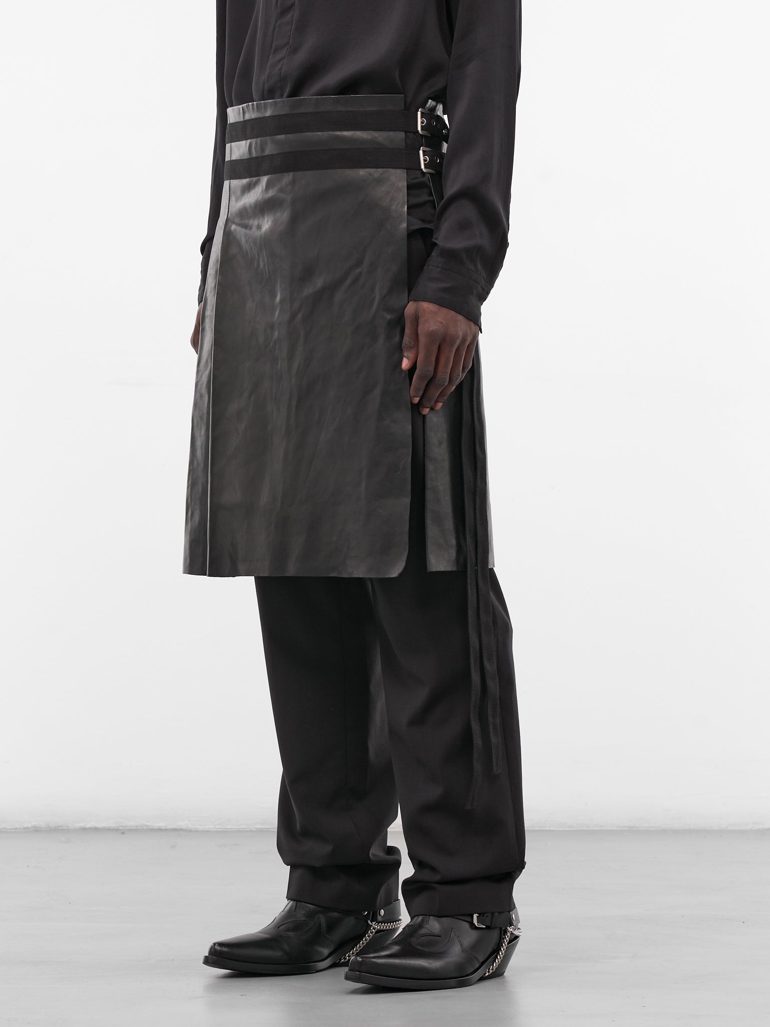 Mane Lamb Leather Knee Skirt (B0013469-LT137-BLACK)