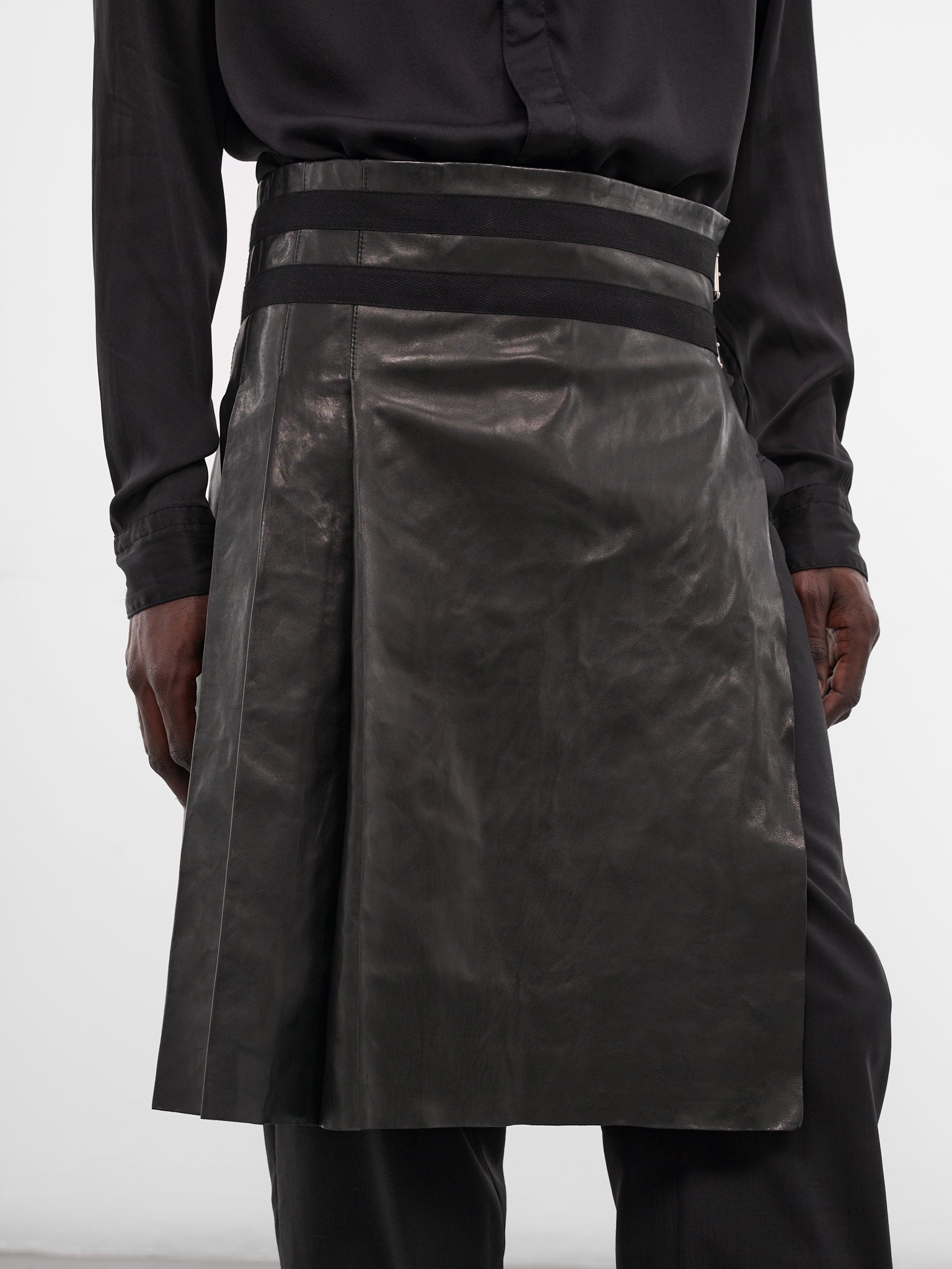 Mane Lamb Leather Knee Skirt (B0013469-LT137-BLACK)