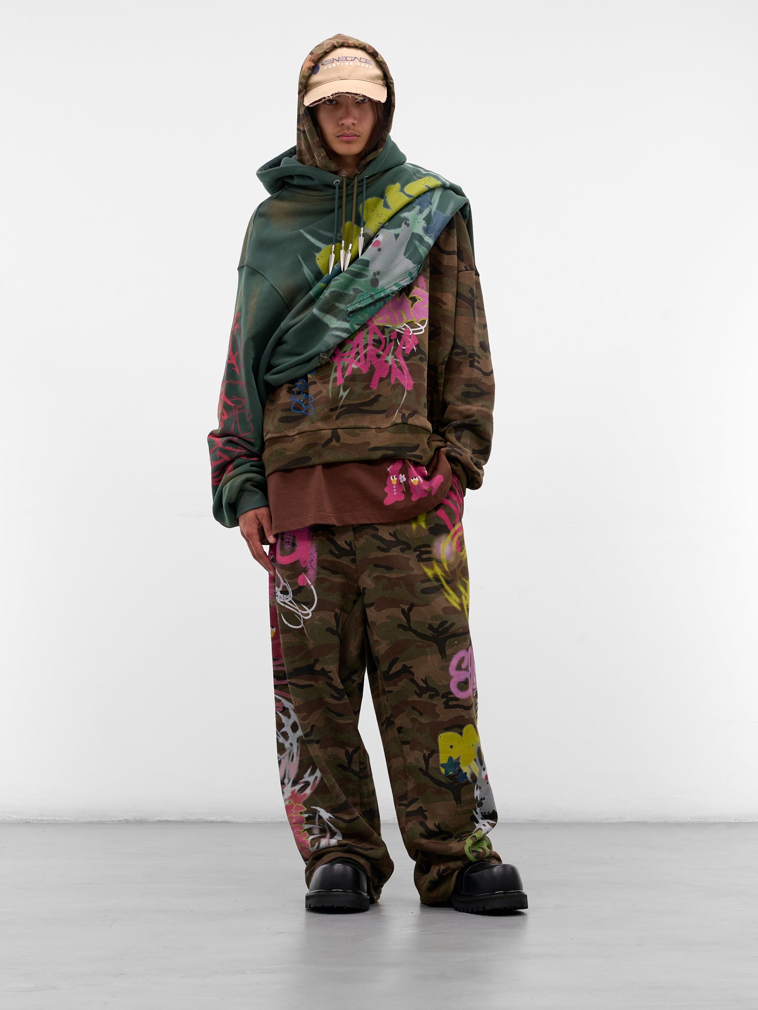 Camo Layered Graffiti Crewneck Sweatshirt (BUTH0101-CAMOUFLAGE)