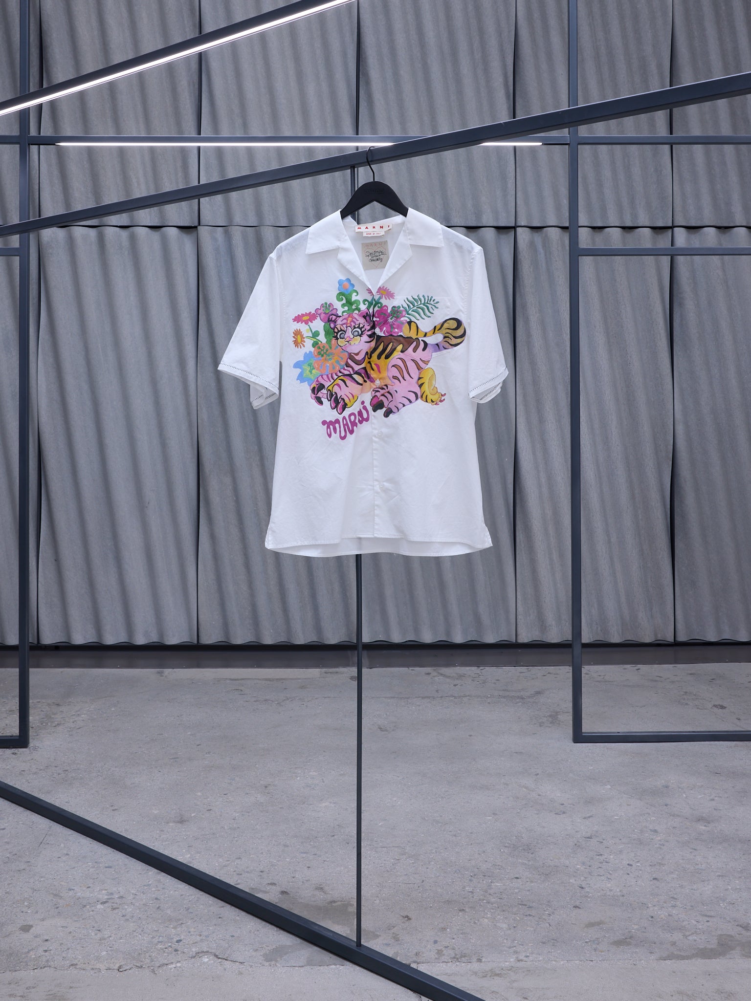 White Graphic Button-Up Shirt (CAMA0587SP-USCW80-WHITE-PRINTE)