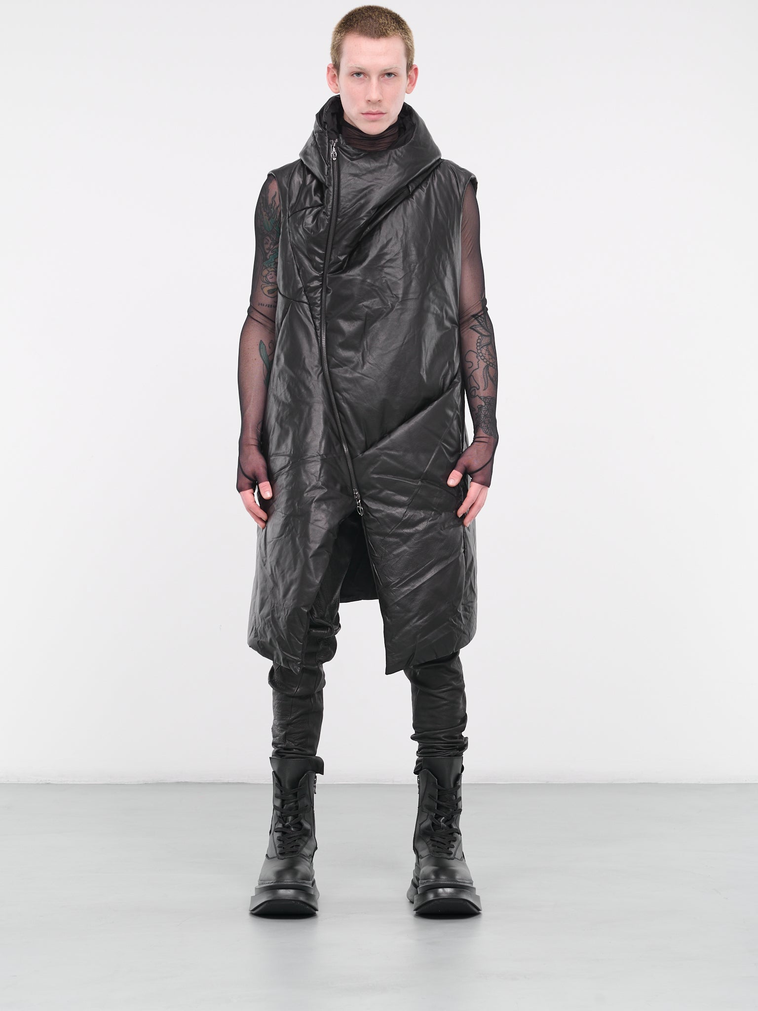 Distortion Curved Hooded Vest (DISTORTION-CURVED-HOODED-BLACK)