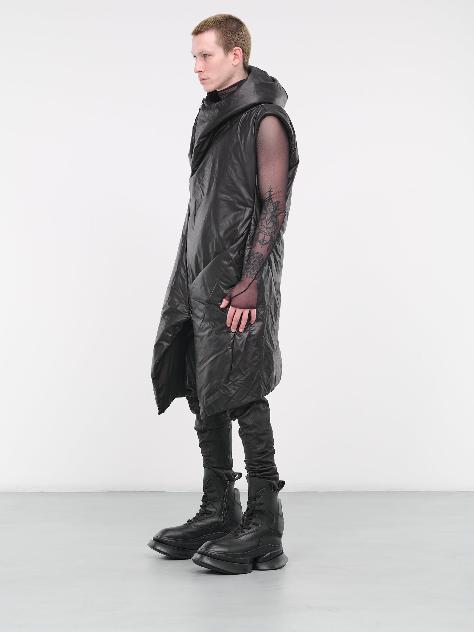 Distortion Curved Hooded Vest (DISTORTION-CURVED-HOODED-BLACK)