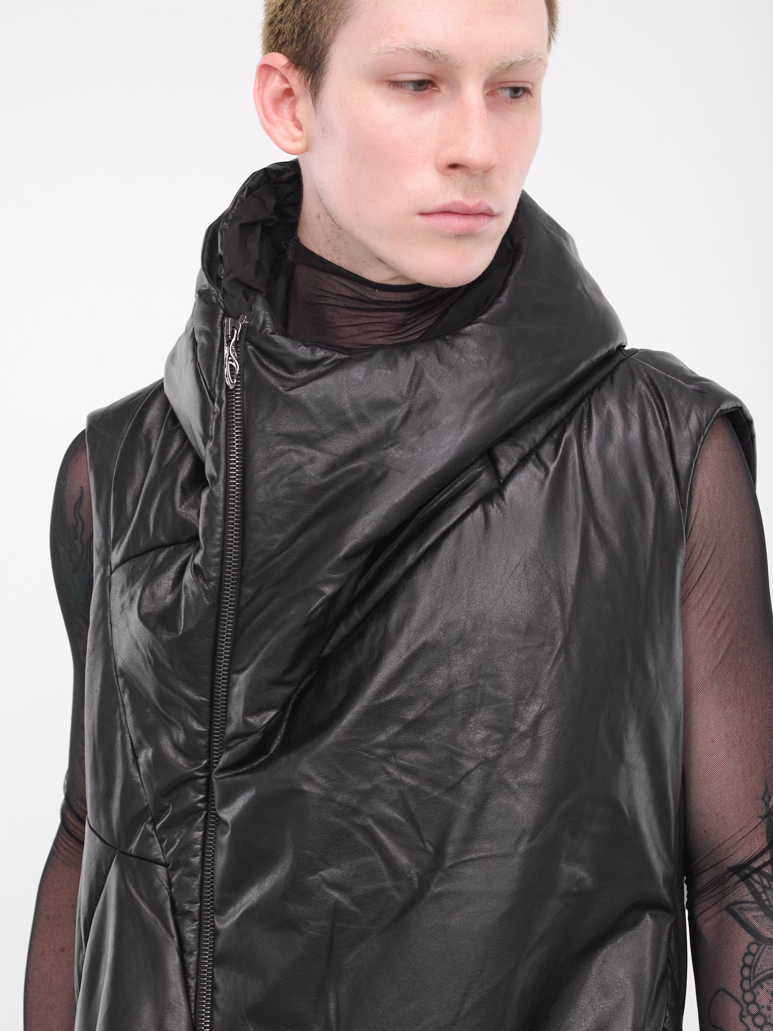 Distortion Curved Hooded Vest (DISTORTION-CURVED-HOODED-BLACK)
