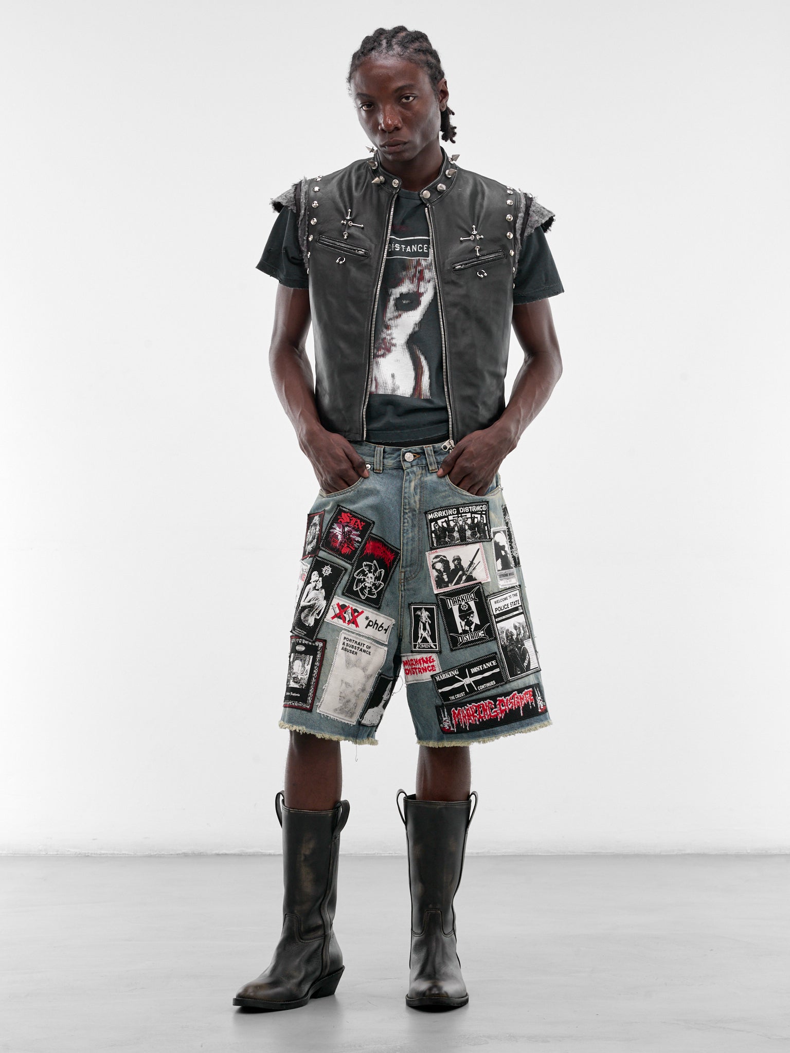 MARKING DISTANCE Distressed Manhunt Tee | H.Lorenzo - styled