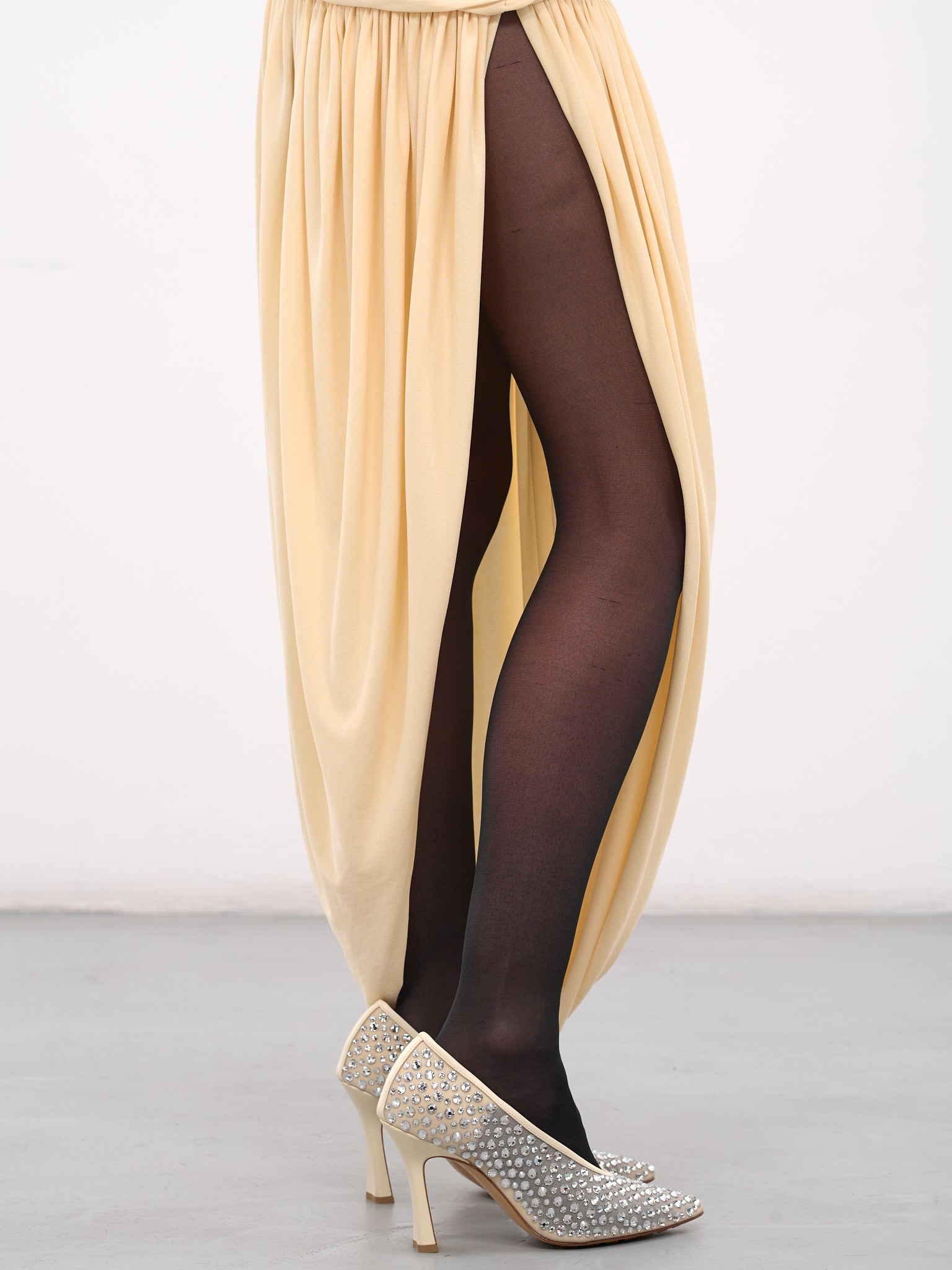 cream dress with tights Giambattista Valli Paris Ready to Wear Autumn Winter Patterned cream dress cropped sleeves, black tights and black ankle boots Stock Photo