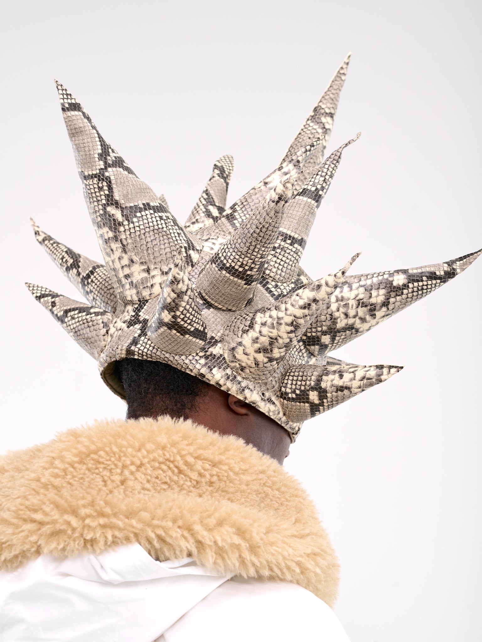 Thorn Helmet (DZ25-116110-WHITE-BLACK)