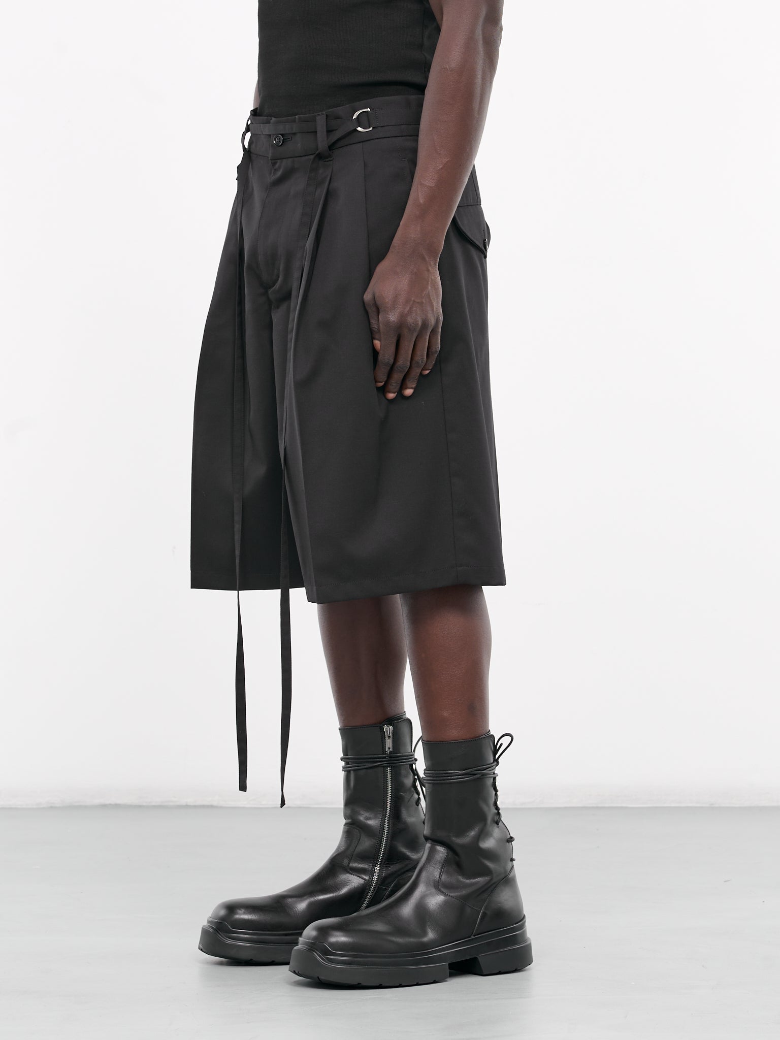 Belted Shorts (EM-PT-M03-BLACK)