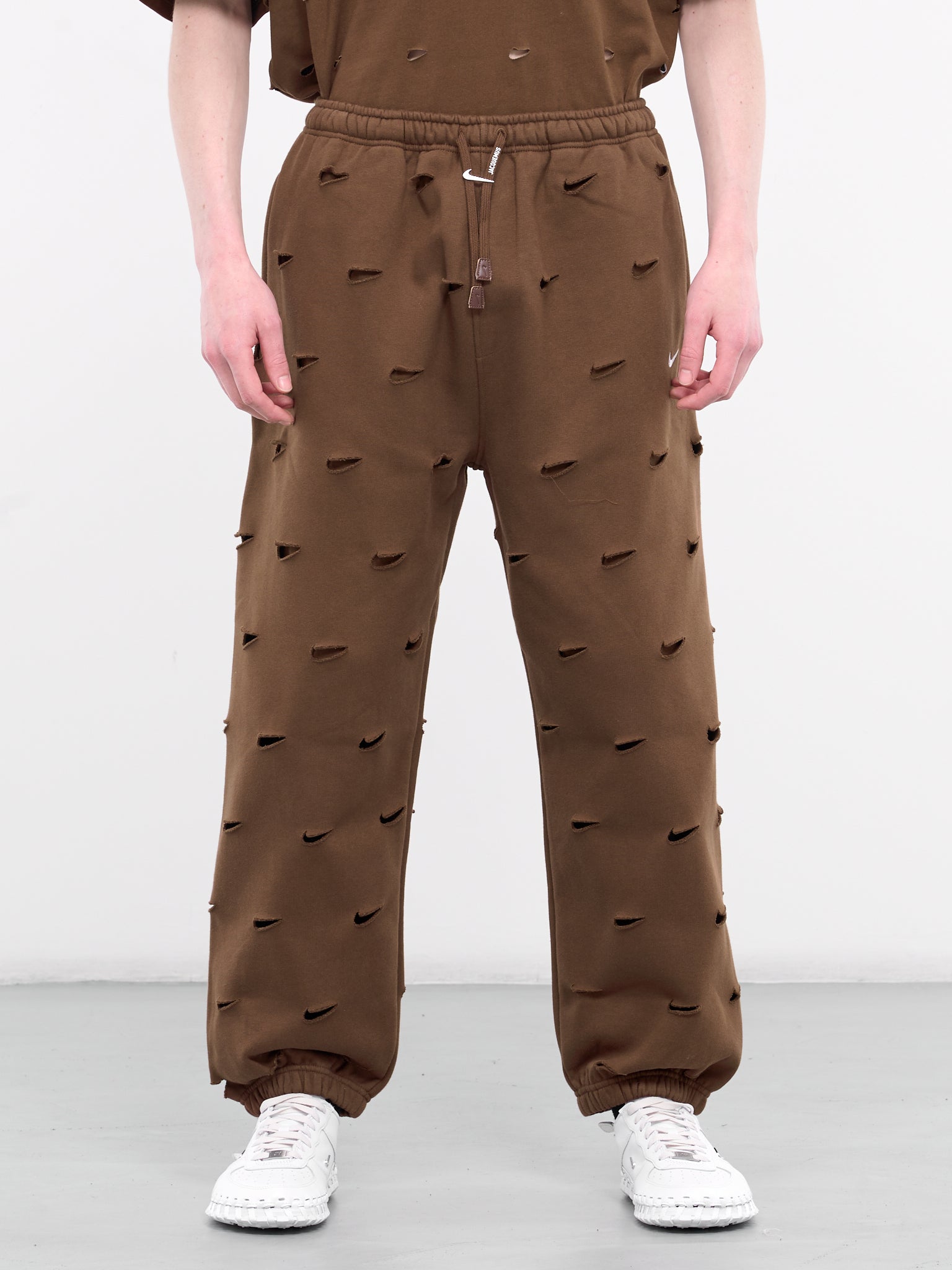 Jacquemus Cut Out Swoosh Sweatpants FJ3268 259 CACAO