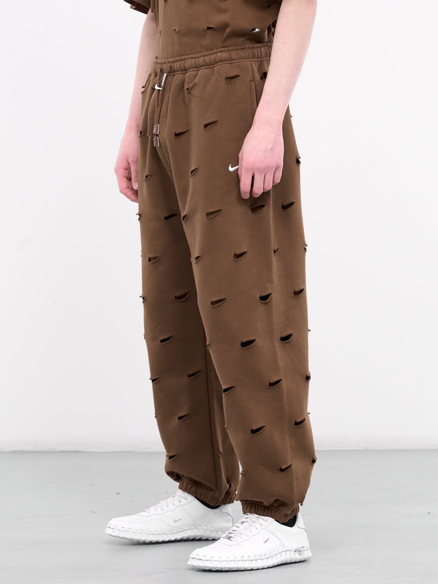 Jacquemus Cut-Out Swoosh Sweatpants (FJ3268-259-CACAO)