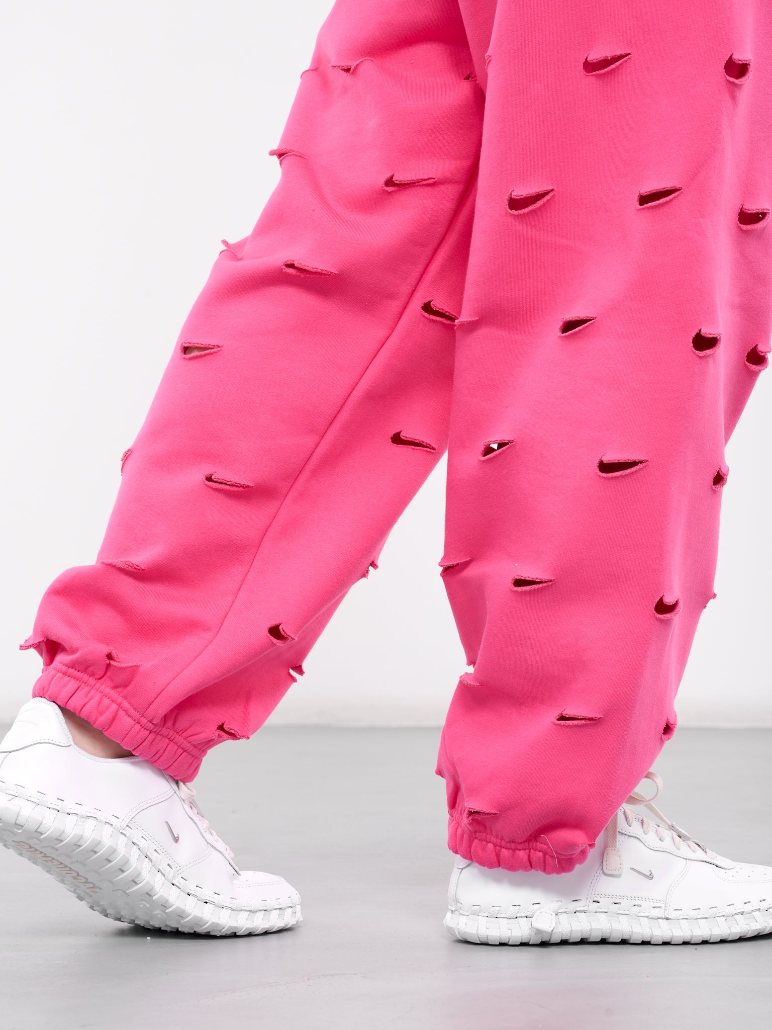 Jacquemus Cut-Out Swoosh Sweatpants (FJ3268-653-WATERMELON)