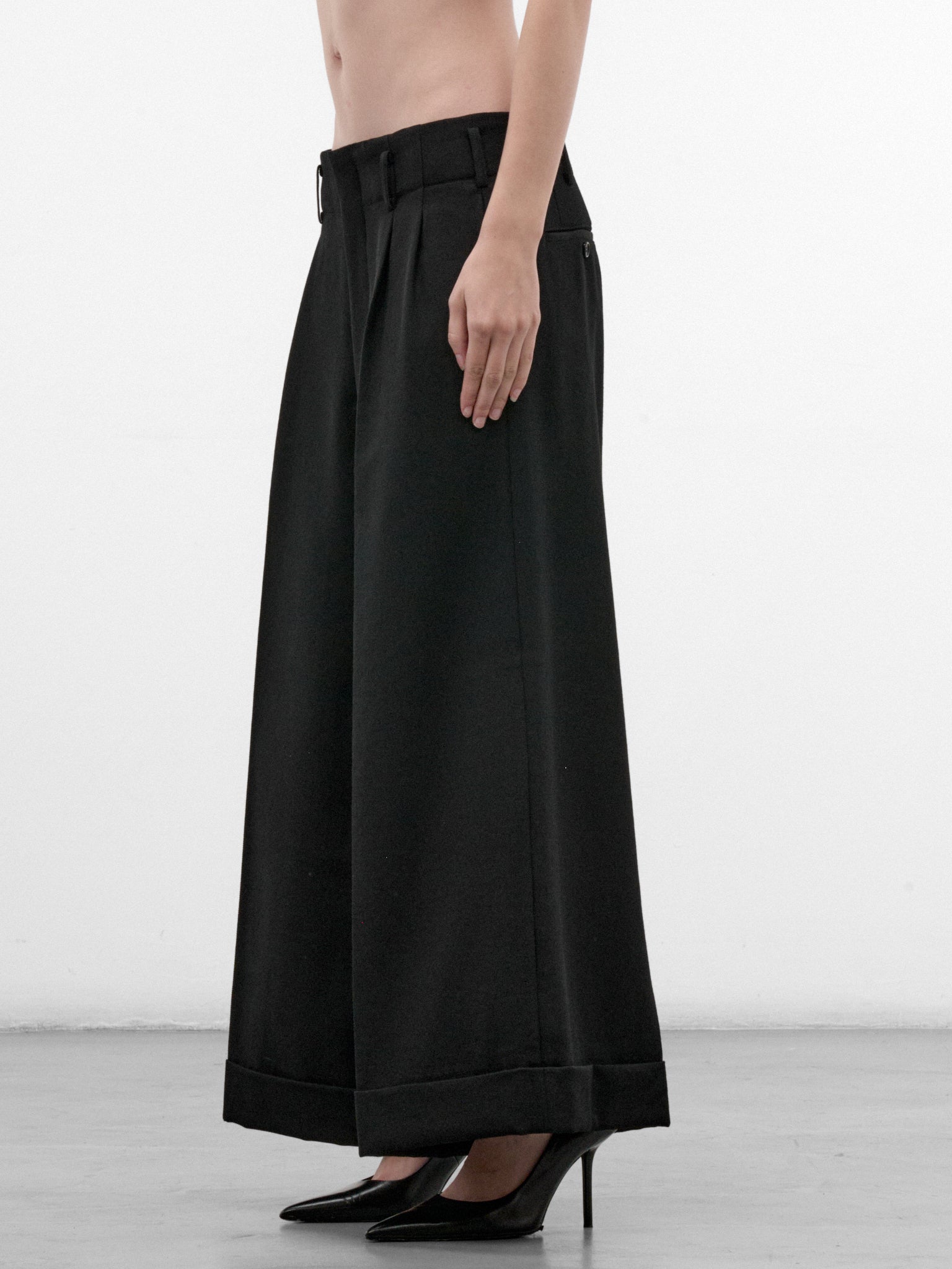 Black Wool Wide Pleated Trousers (GR-P013-W26-BLACK-BLACK)