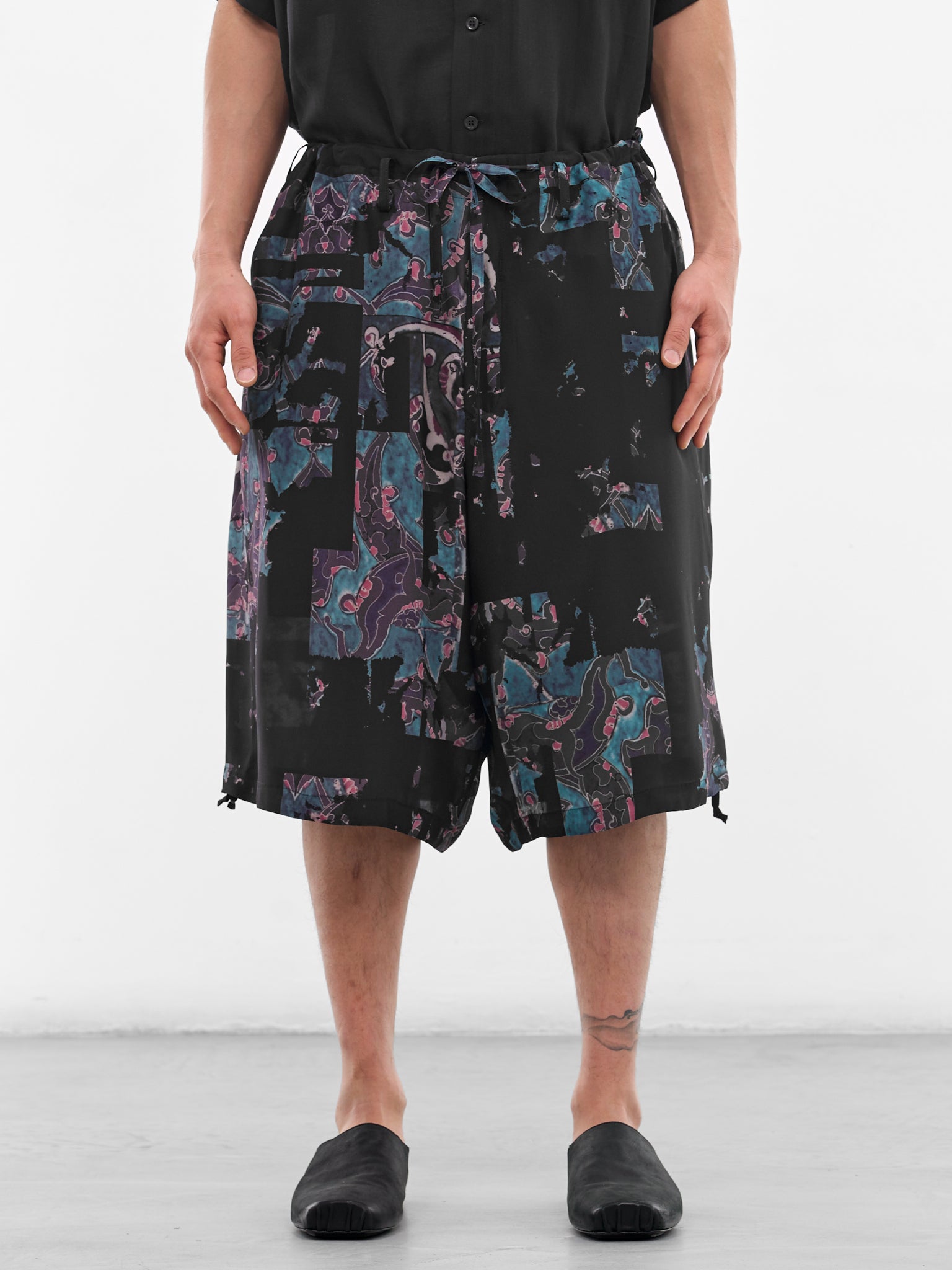 Black Silk Abstract Baggy Shorts (HK-P30-427-1-BLACK)