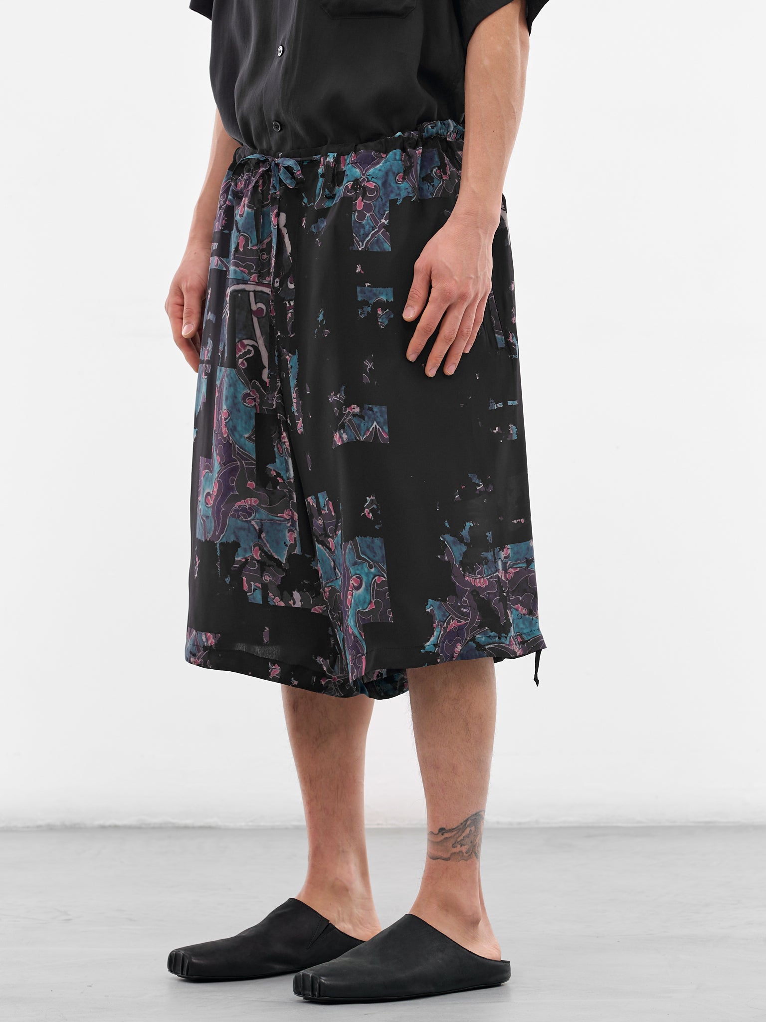 Black Silk Abstract Baggy Shorts (HK-P30-427-1-BLACK)