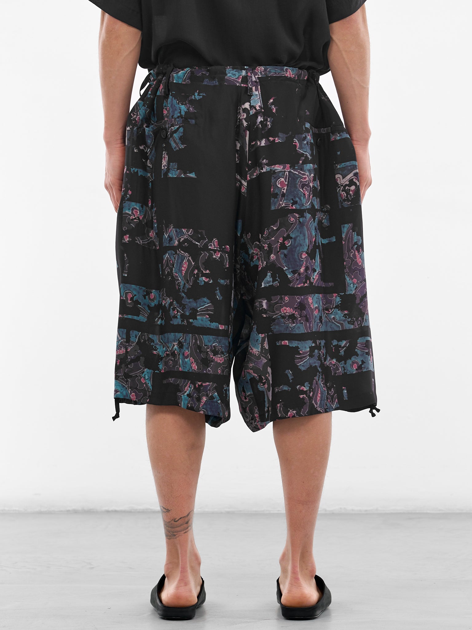 Black Silk Abstract Baggy Shorts (HK-P30-427-1-BLACK)