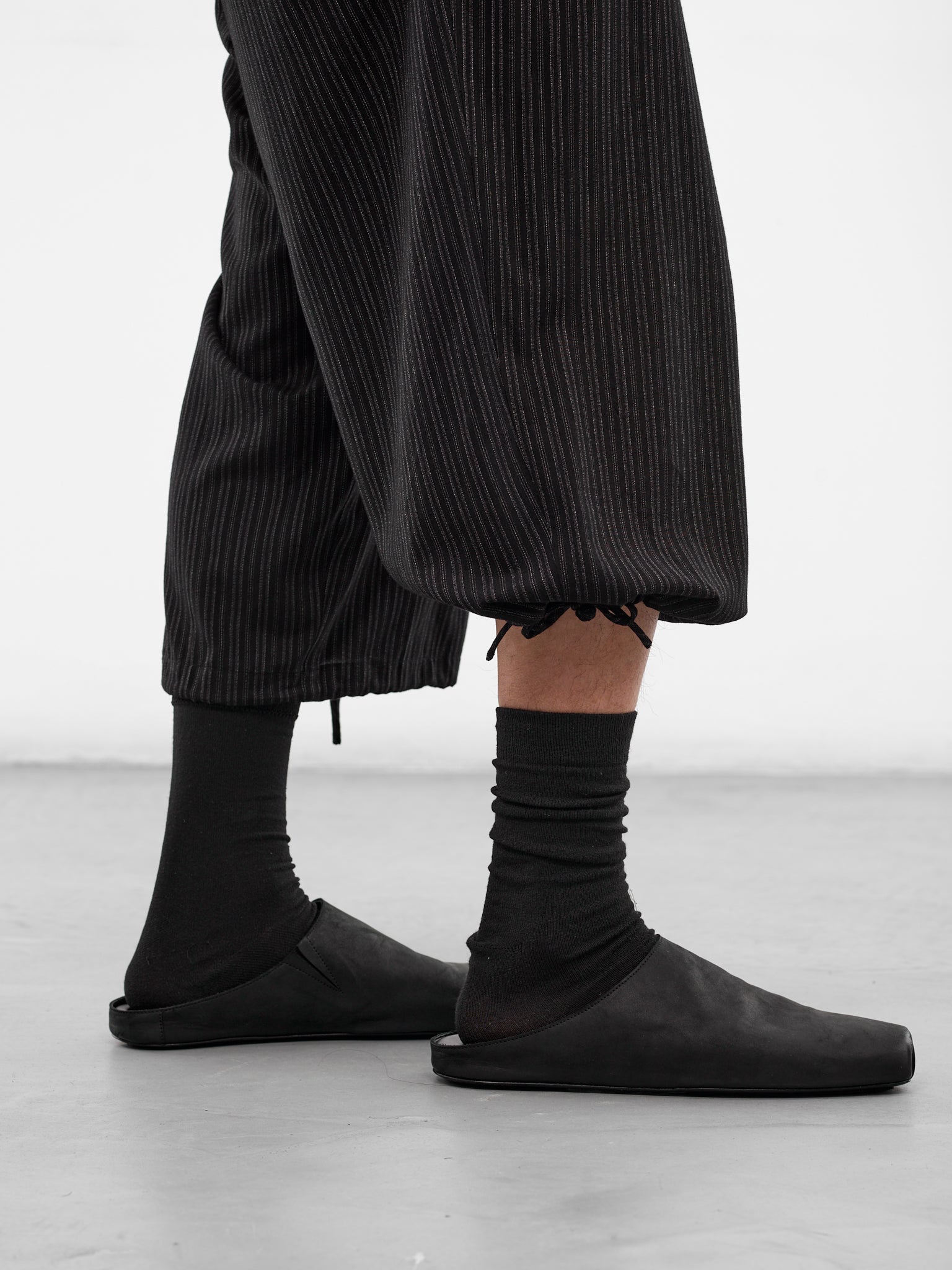 Black Striped Cropped Wide Trousers (HK-P54-227-1-BLACK)