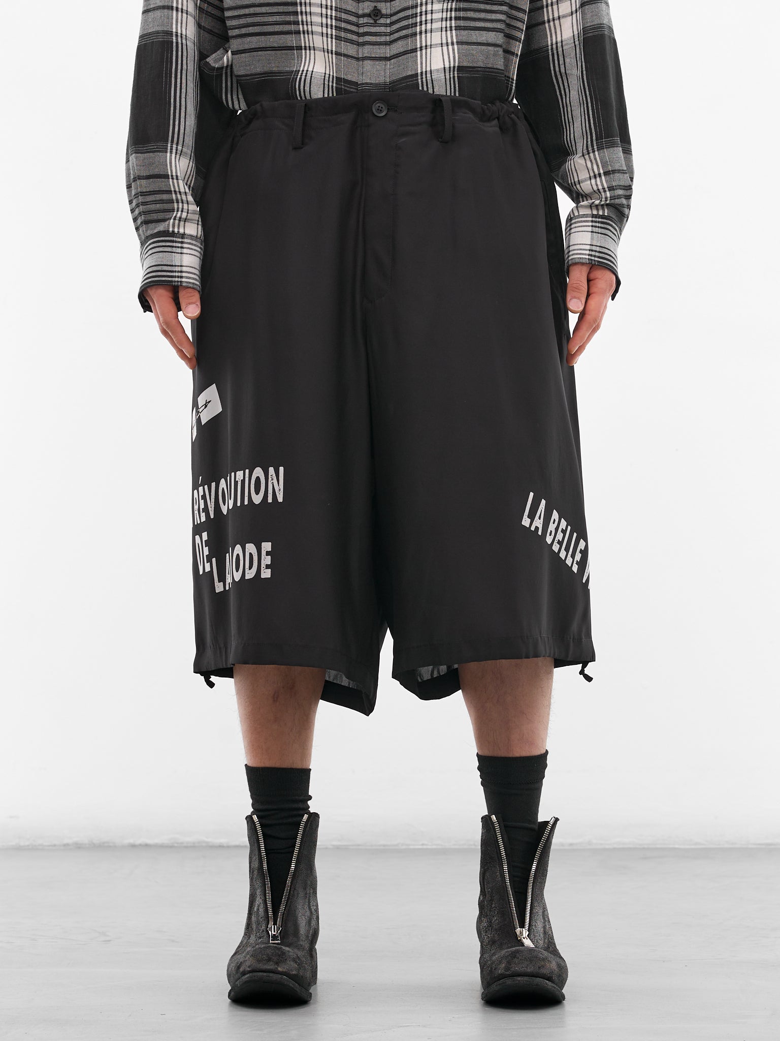 Black Graphic Print Baggy Shorts (HK-P60-805-1-BLACK)
