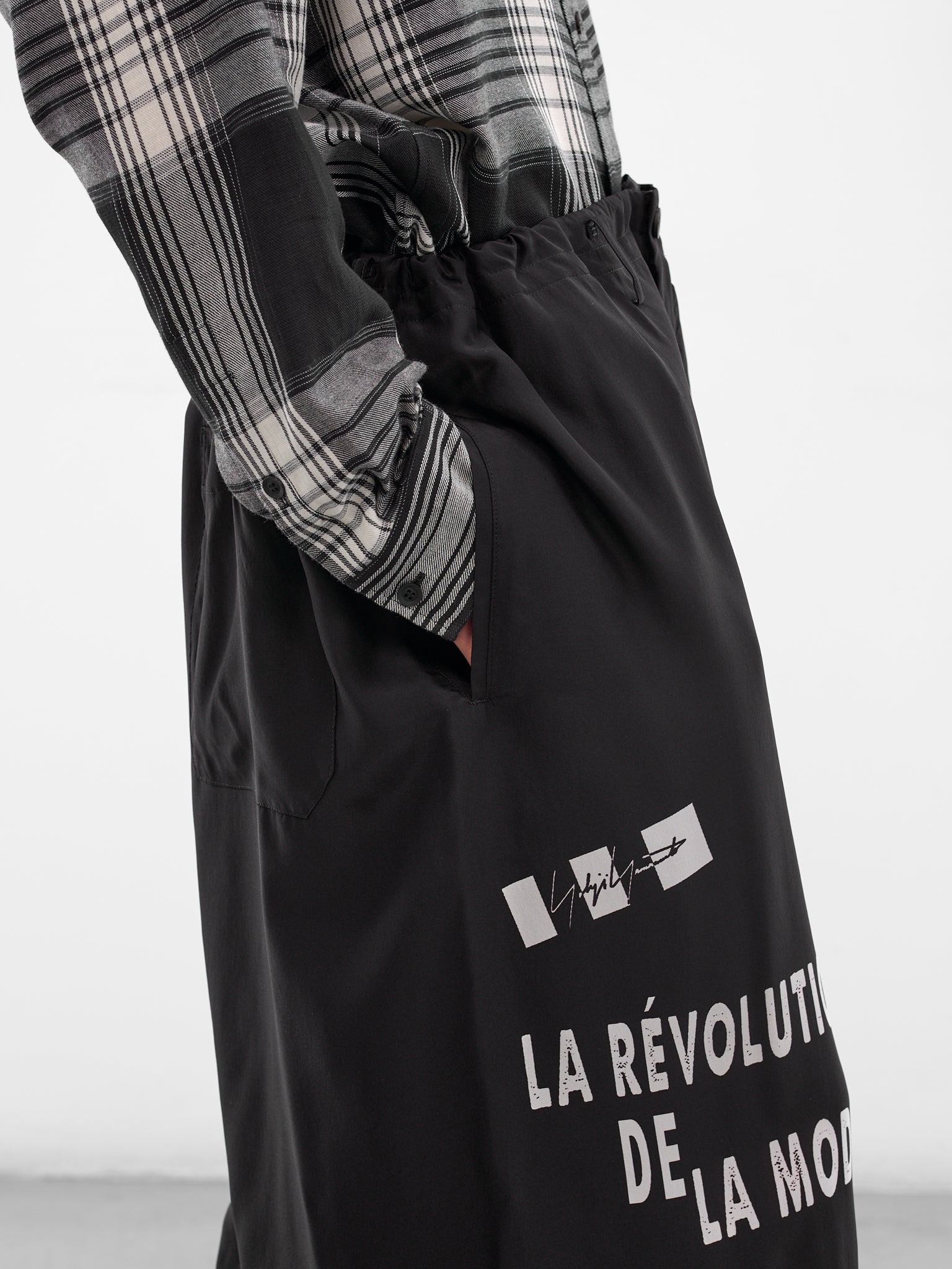 Black Graphic Print Baggy Shorts (HK-P60-805-1-BLACK)