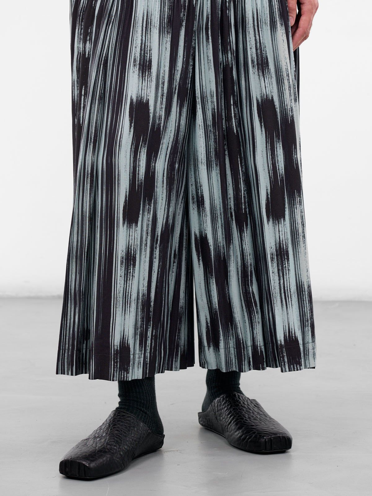 Brushstroke Stripe Pleated Baggy Trousers (HP58FF222-15-BLACK)