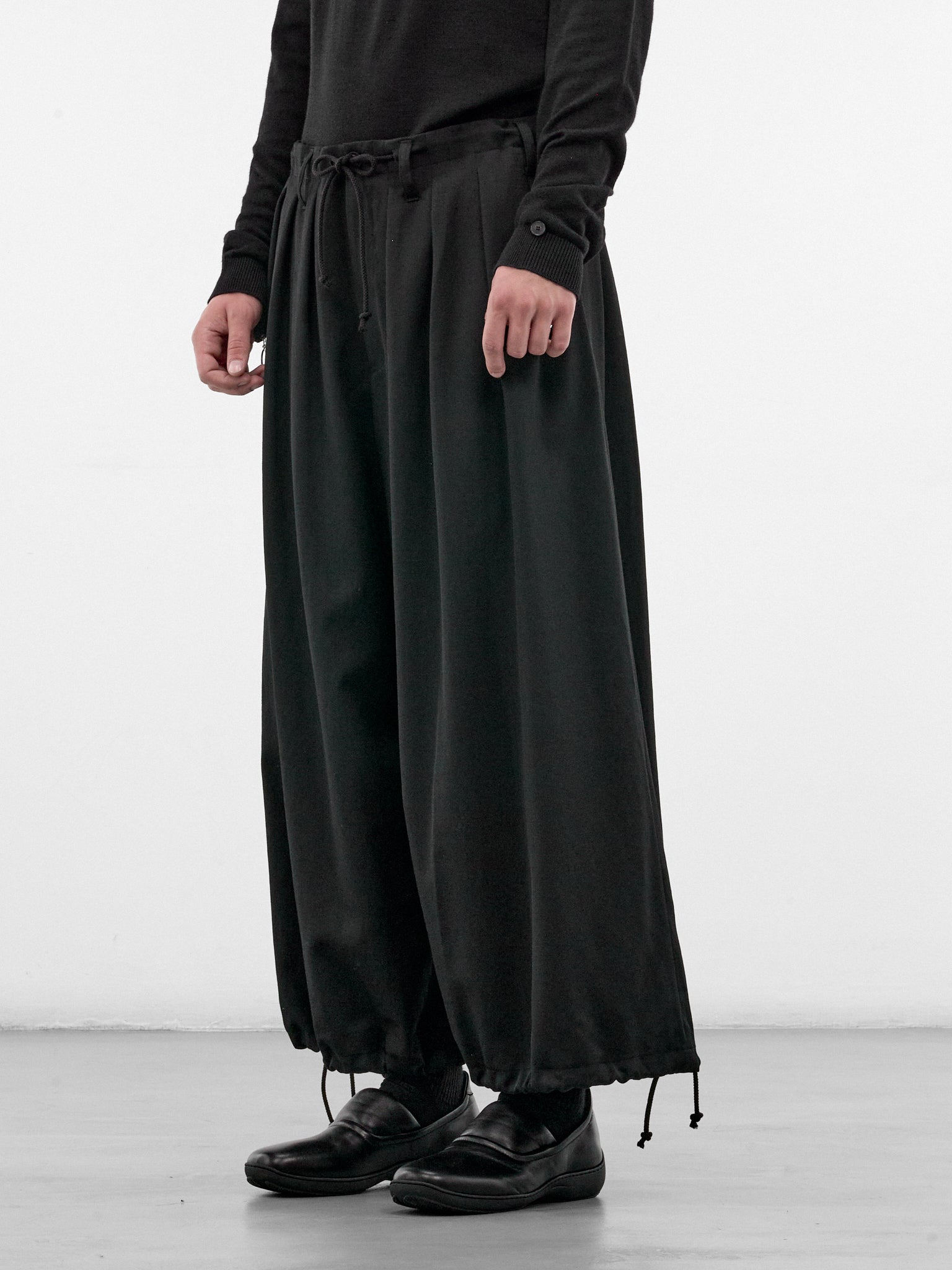 Black Gabardine Wool Balloon Trousers (HW-PO8-100-2-BLACK)