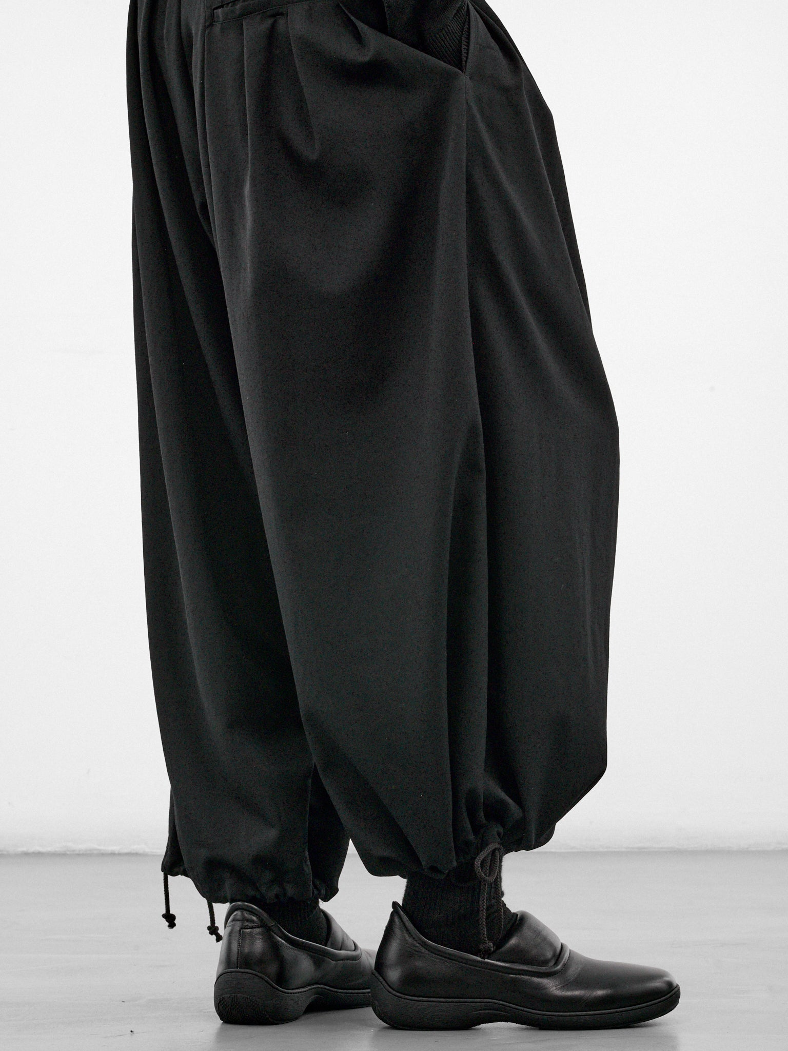 Black Gabardine Wool Balloon Trousers (HW-PO8-100-2-BLACK)