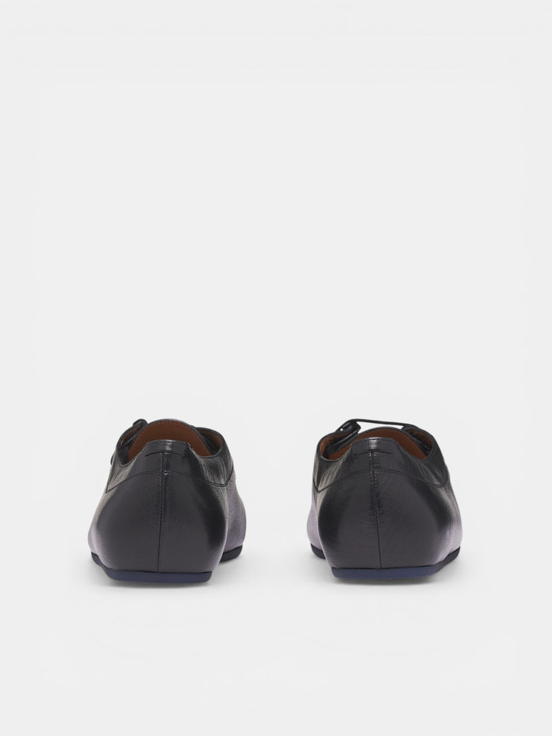 Black Moc-Toe Leather Loafers (J32ZJ0026-P7698-001-BLACK)