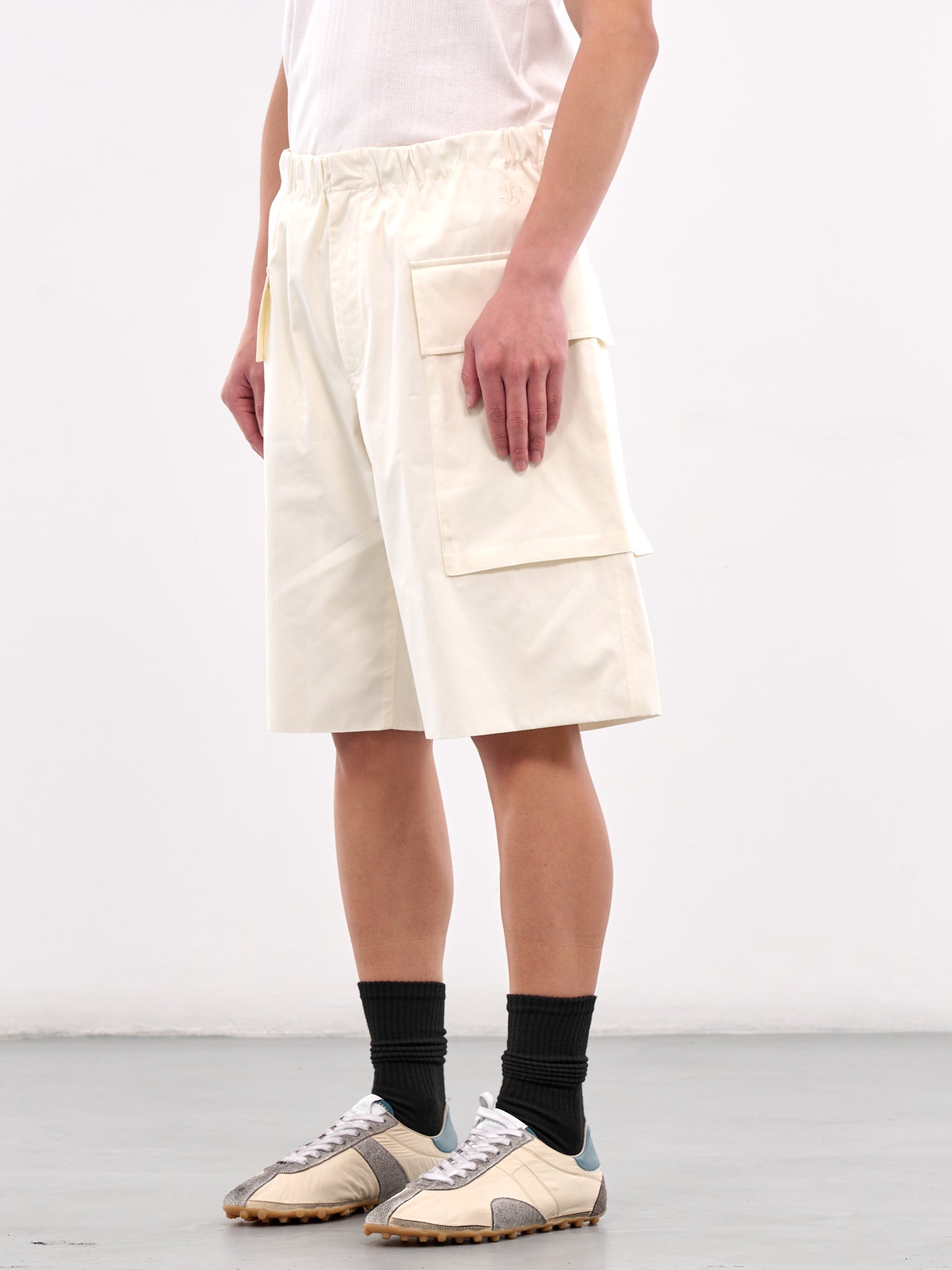 Elasticated Cargo Shorts (J47KA0279-J45292-106-EGGSHELL)