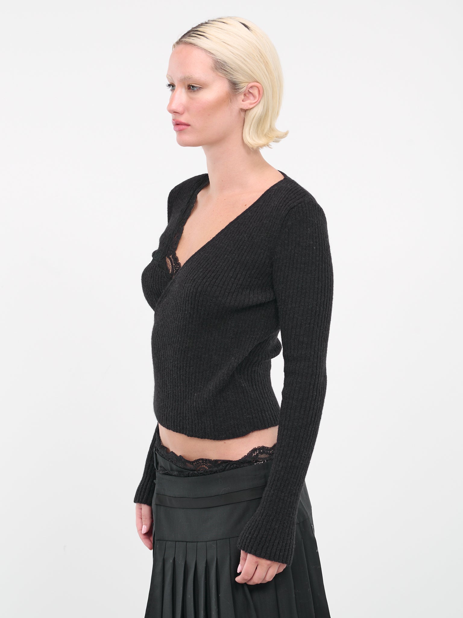 Cache-Cœur Plunging Jumper (KN007-BLACK)