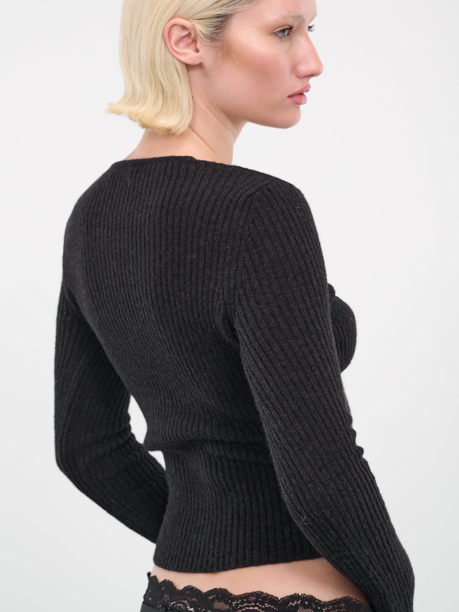 Cache-Cœur Plunging Jumper (KN007-BLACK)