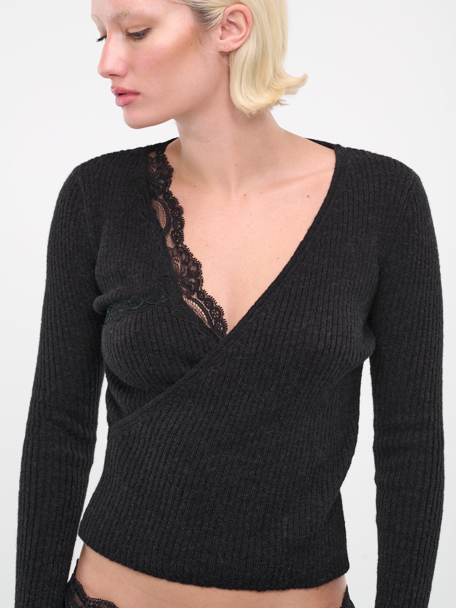 Cache-Cœur Plunging Jumper (KN007-BLACK)