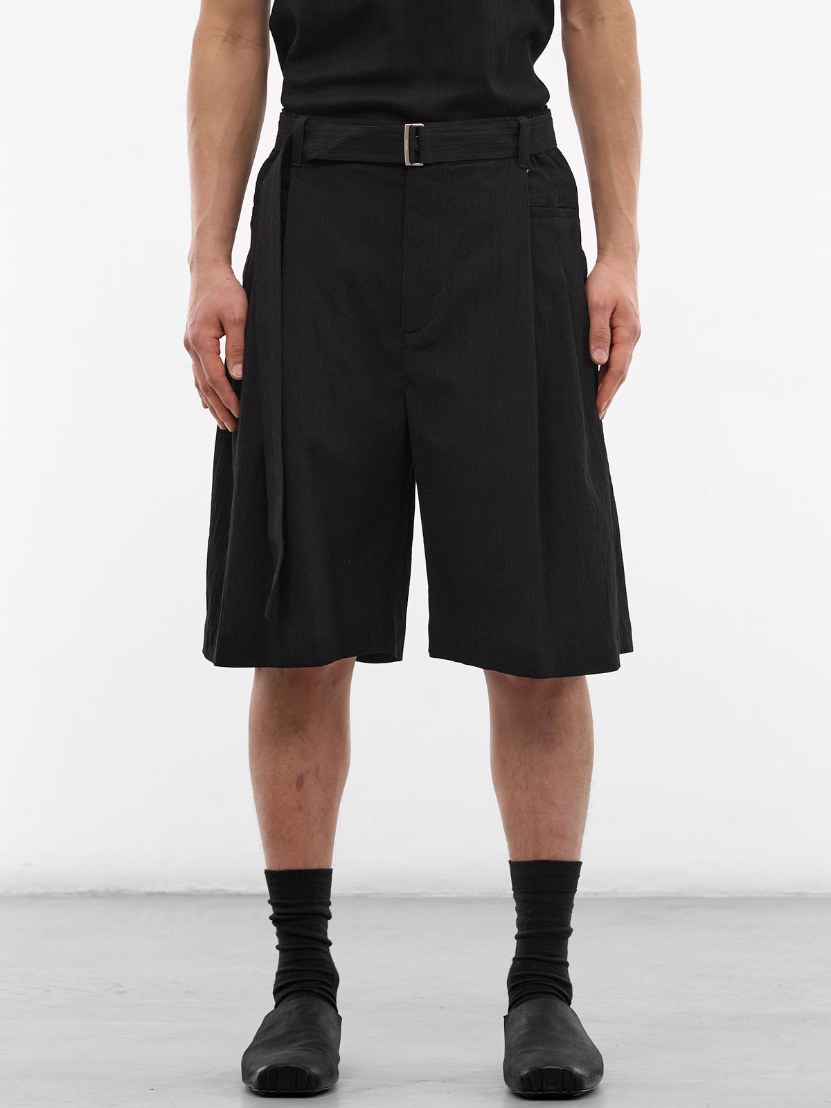 Black Edgefold Volume Pleated Shorts (MI3PT701BK-BLACK)