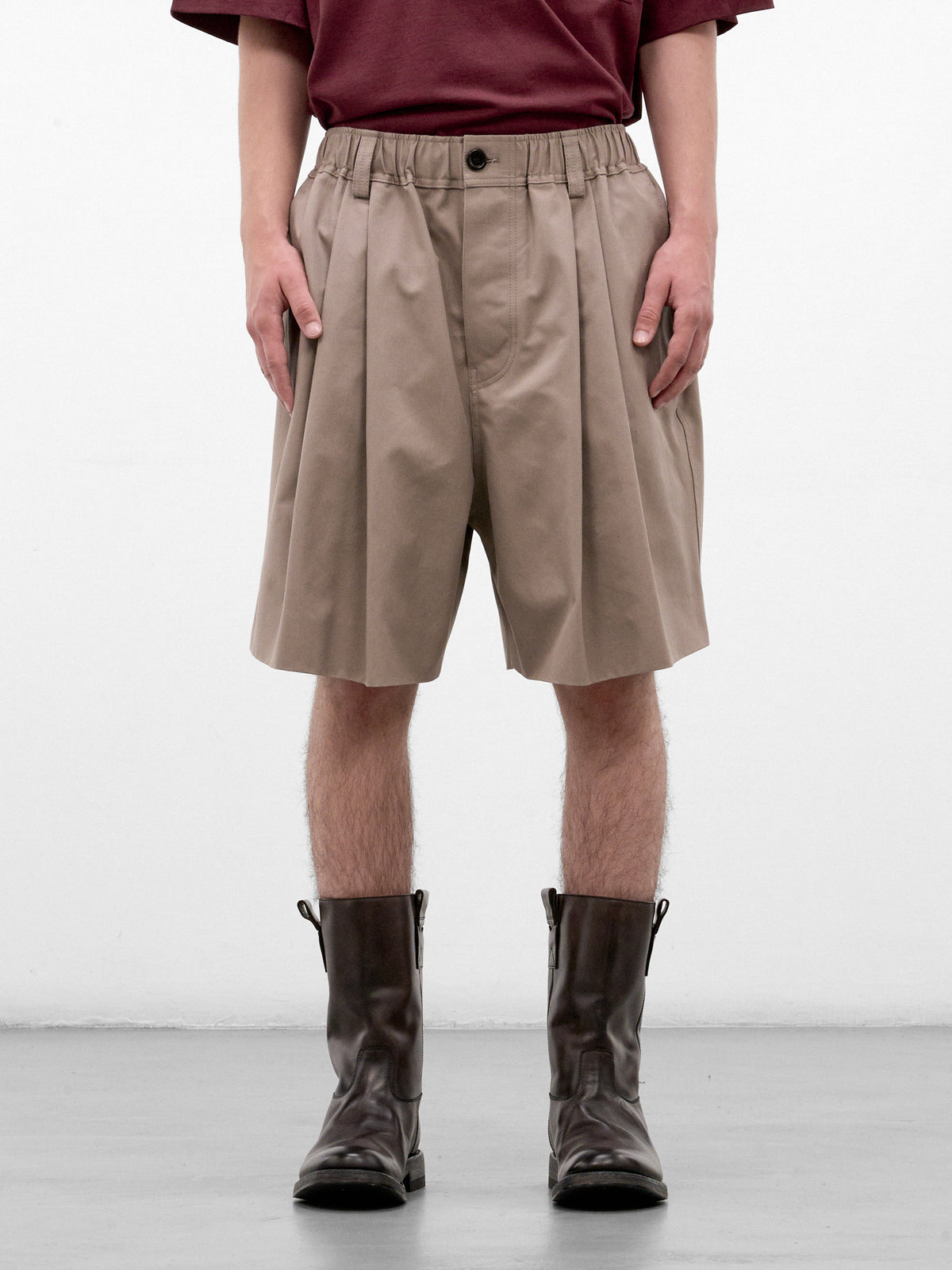 Brown Pleated Knee Shorts (PUMU0348J0-UTC646-00N13-BROWN)