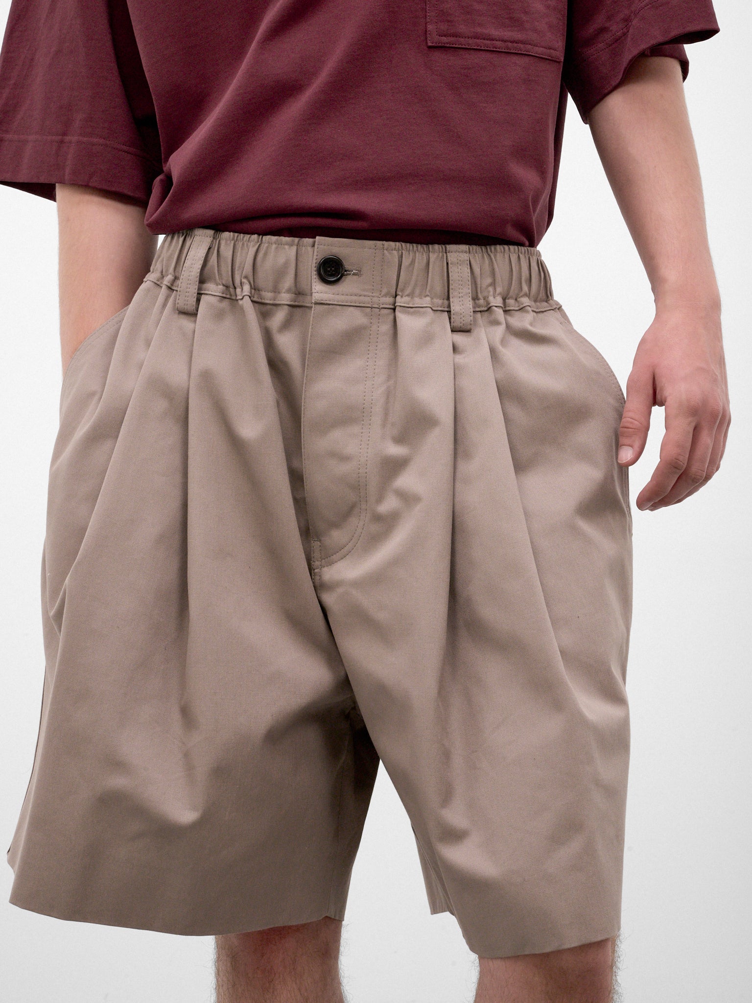 Brown Pleated Knee Shorts (PUMU0348J0-UTC646-00N13-BROWN)