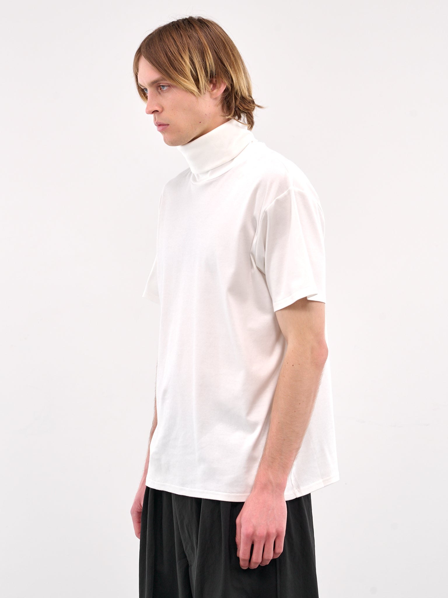 White Turtleneck Short Sleeve Tee (RM251-033-WHITE))