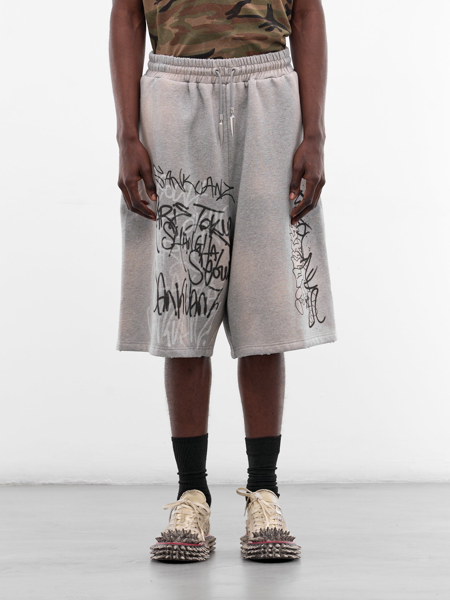 Gray Graffiti Drop Crotch Shorts (S25SSUSH0212-GREY)