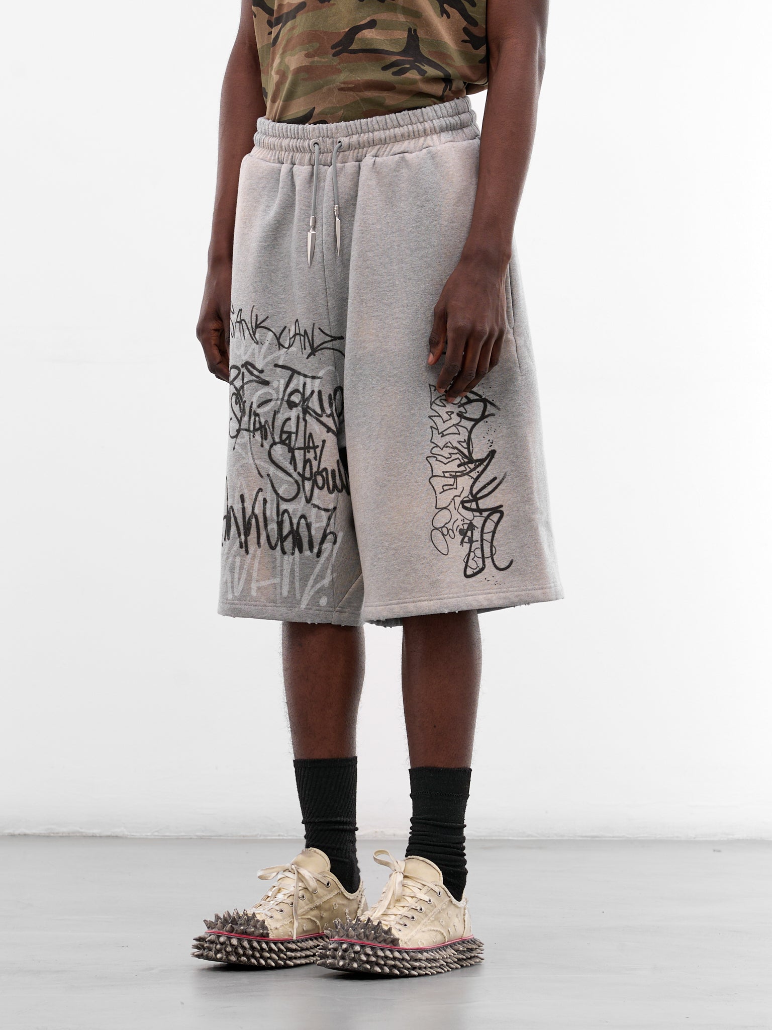 Gray Graffiti Drop Crotch Shorts (S25SSUSH0212-GREY)